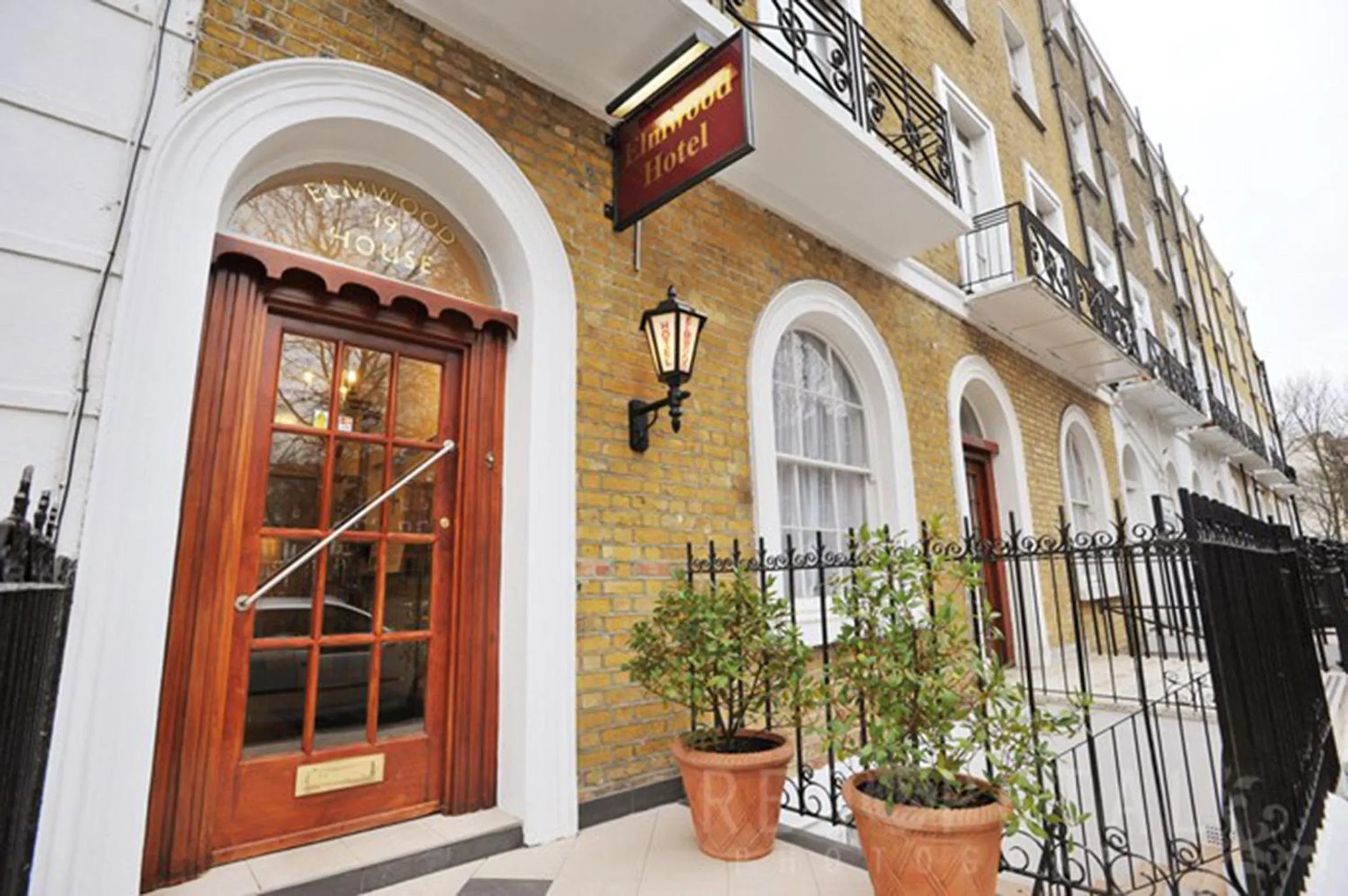 Facade/entrance in Elmwood Hotel