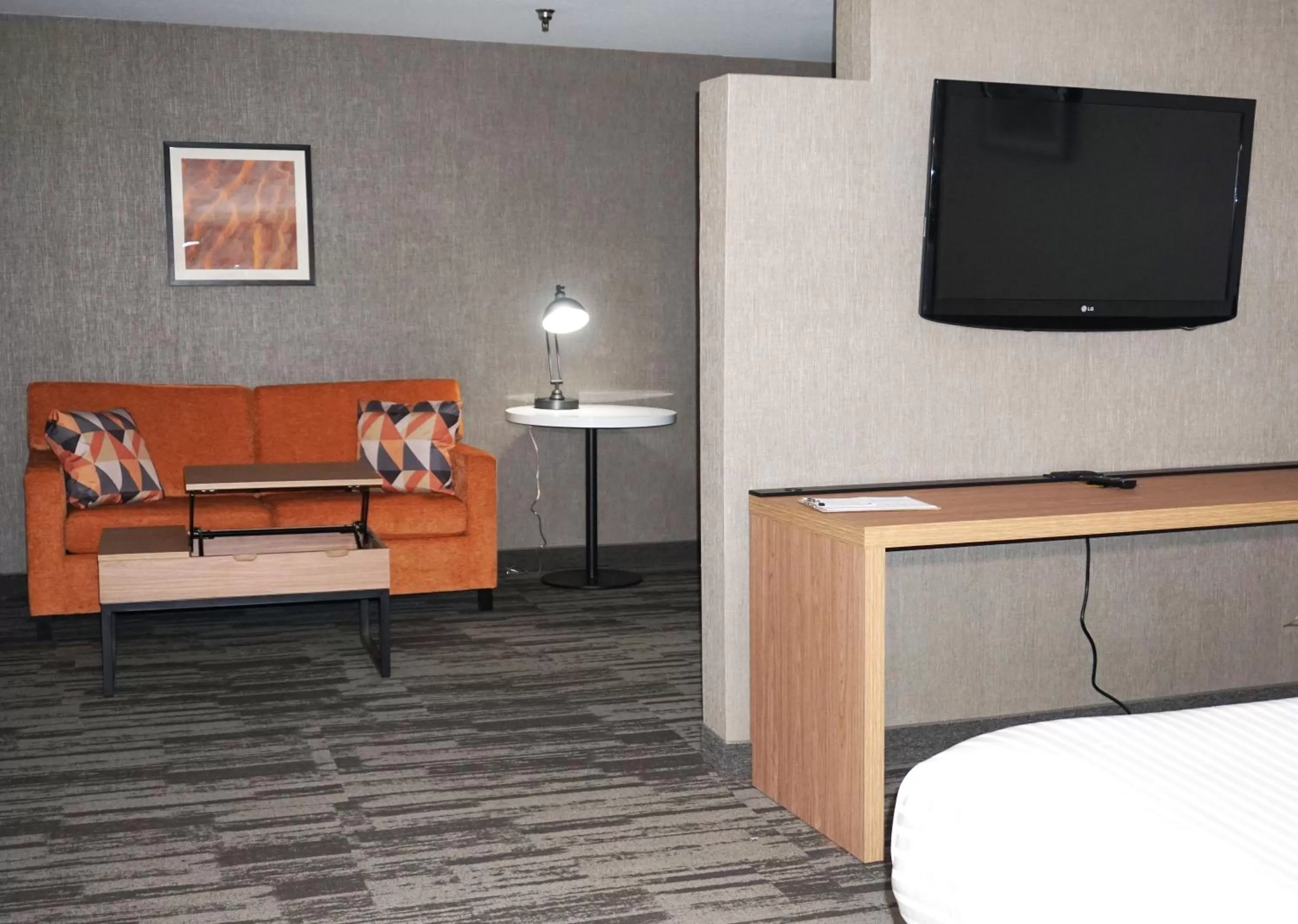 Bed, TV/Entertainment Center in Modesto Hotel - Gateway to Yosemite