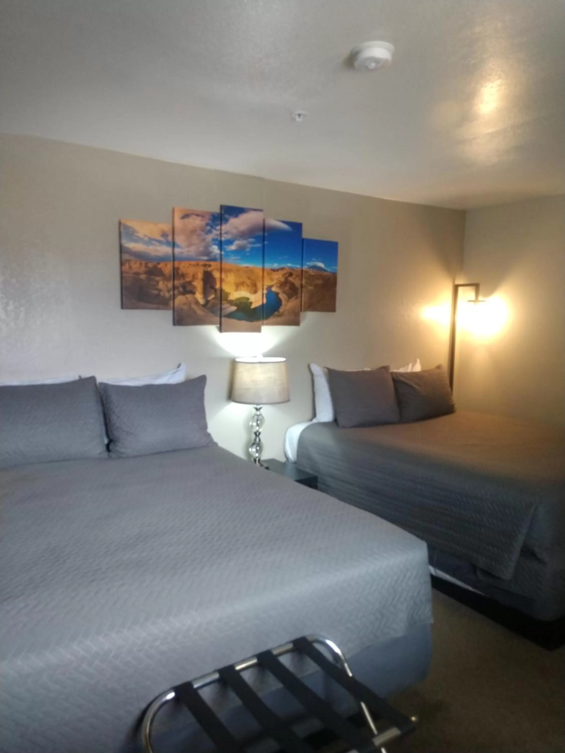 Bed in Red Rock Motel and Dam Motel