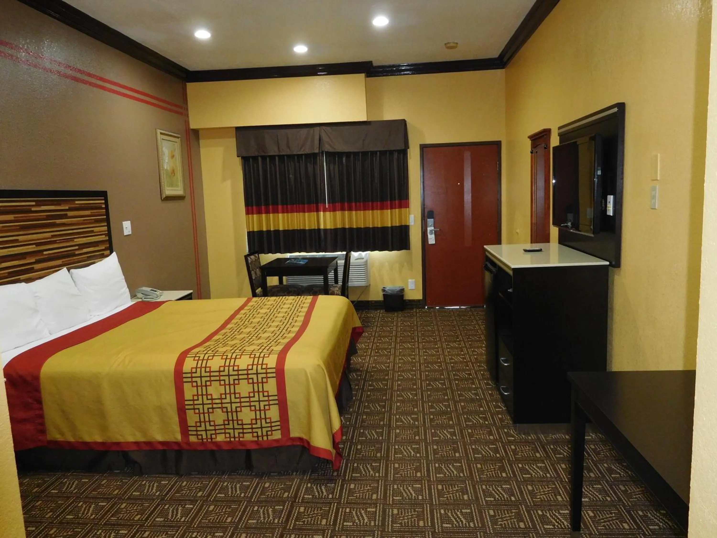 Photo of the whole room, Bed in Diamond Inn