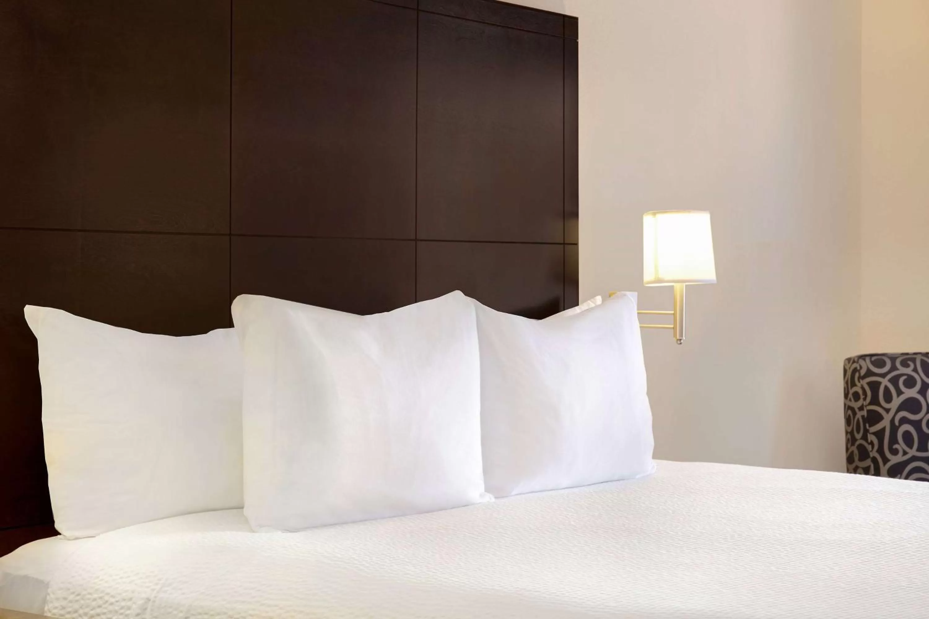 Photo of the whole room, Bed in Days Inn by Wyndham Medicine Hat