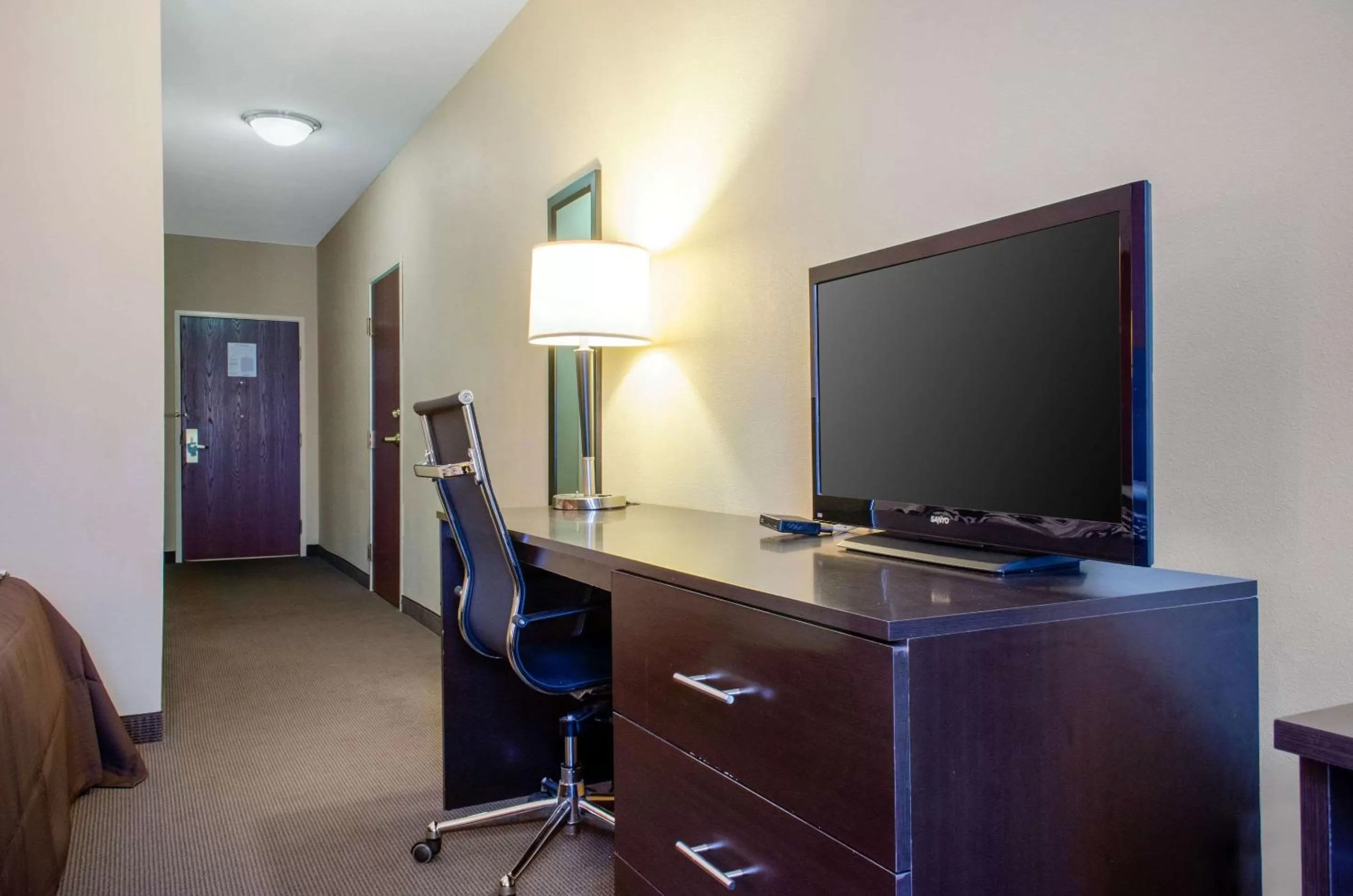 Photo of the whole room, TV/Entertainment Center in Sleep Inn & Suites East Chase