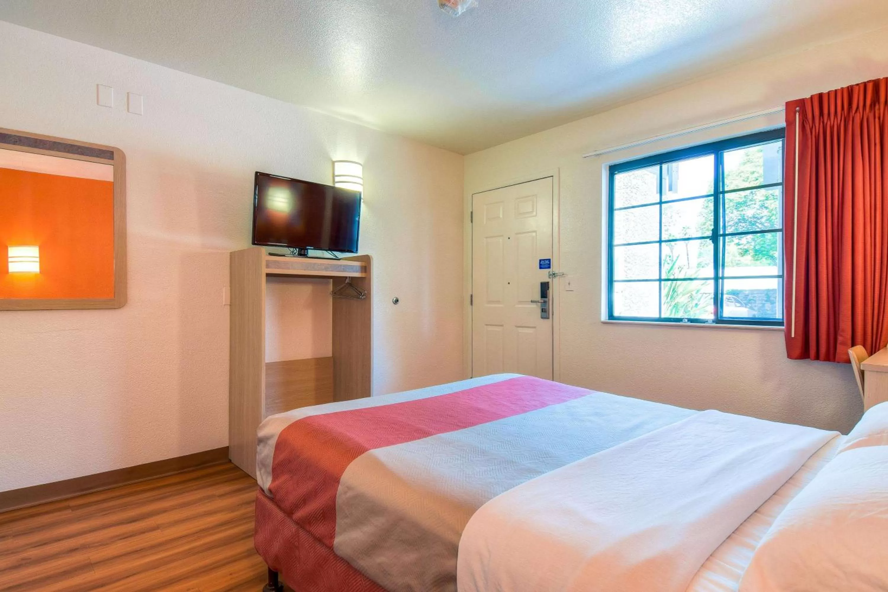 TV and multimedia, Bed in Motel 6-Pomona, CA - Los Angeles
