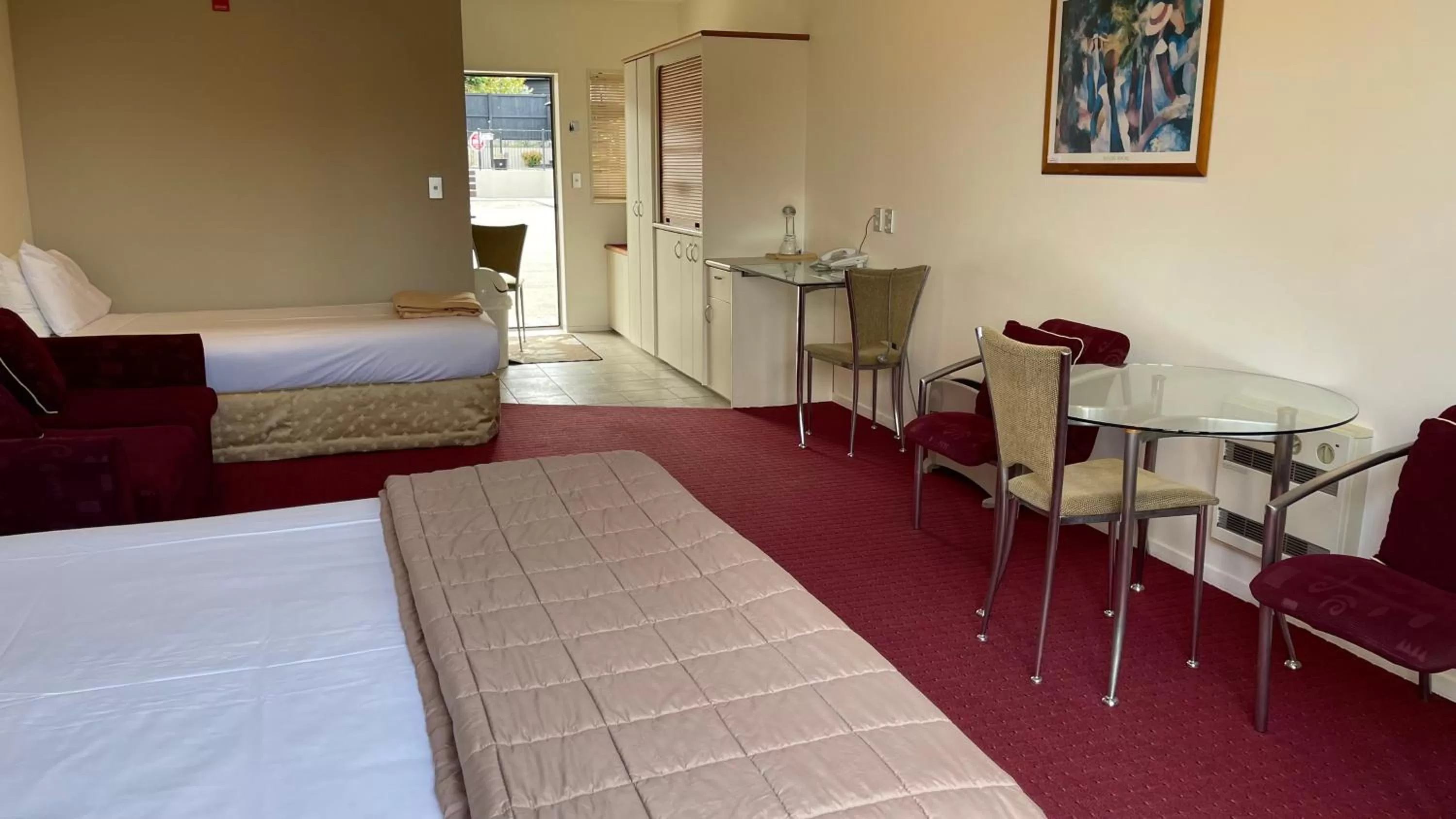 Photo of the whole room, Bed in Chantillys Motor Lodge