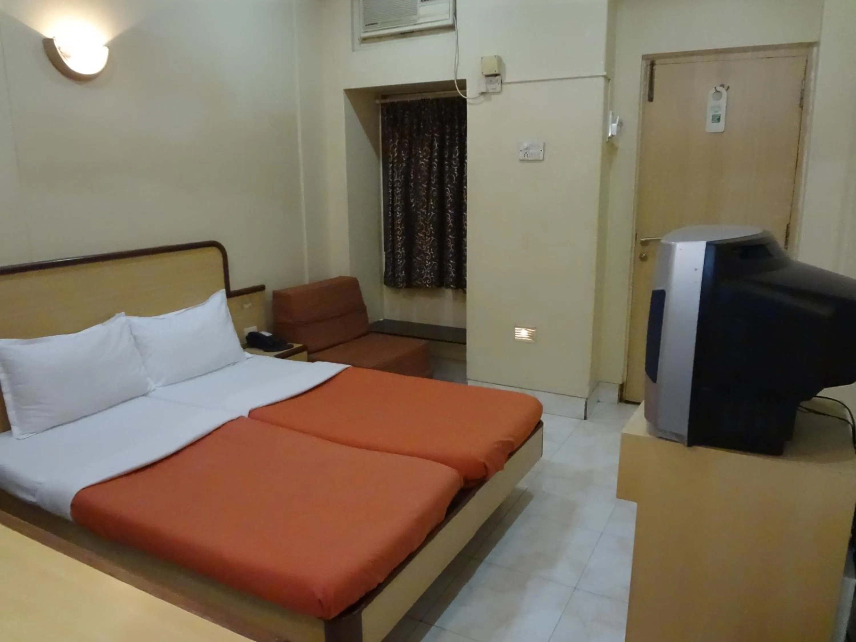 Photo of the whole room in Hotel New Bengal