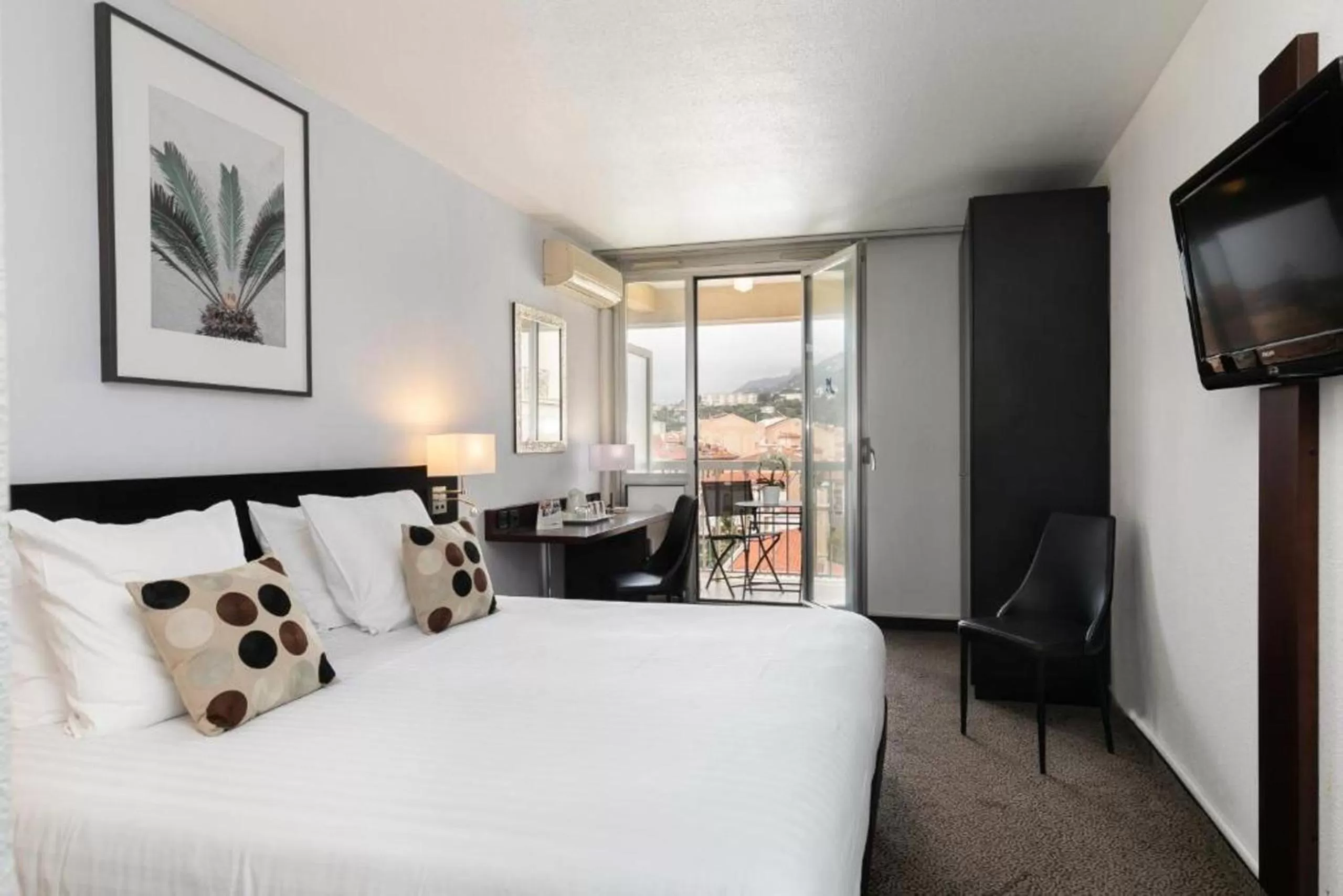 Photo of the whole room, Bed in Best Western Hotel Mediterranee Menton