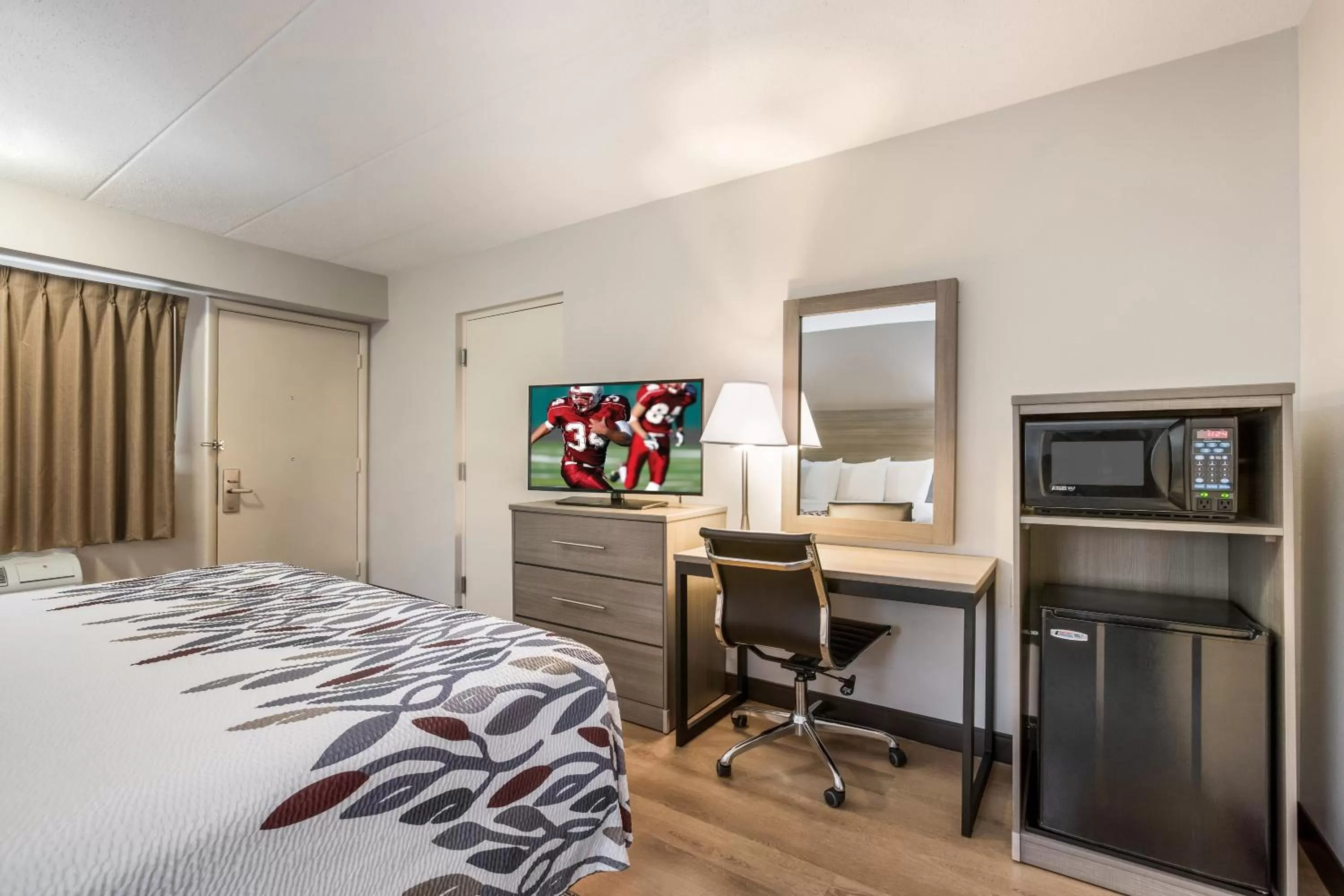 Bedroom, Bed in Red Roof Inn Lansing West - MSU