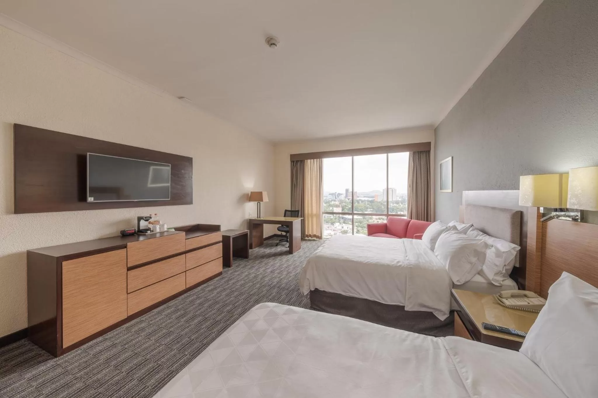 Photo of the whole room, Bed in Holiday Inn Guadalajara Select by IHG