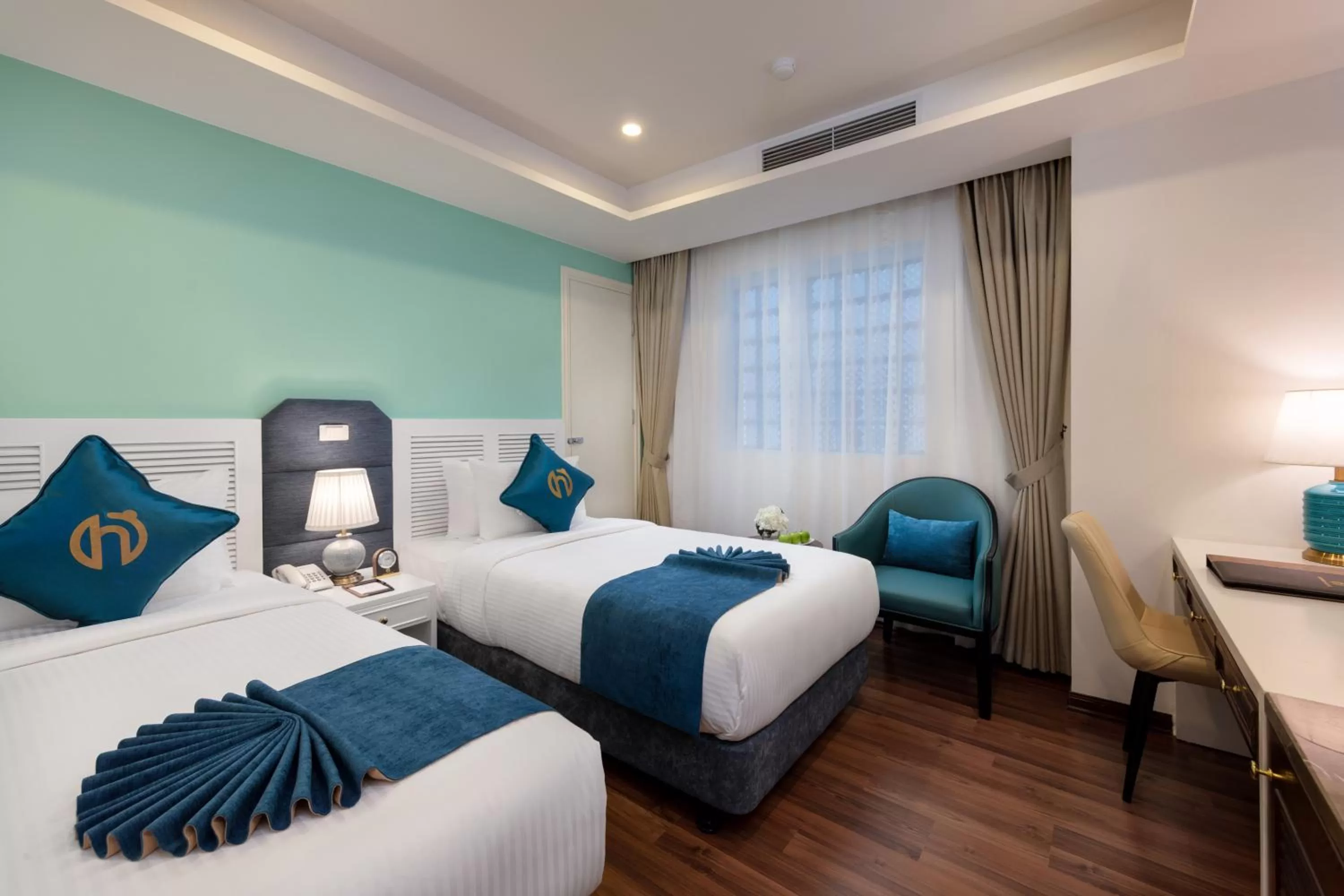 Bedroom, Bed in Minasi HanoiOi Lakeside Hotel