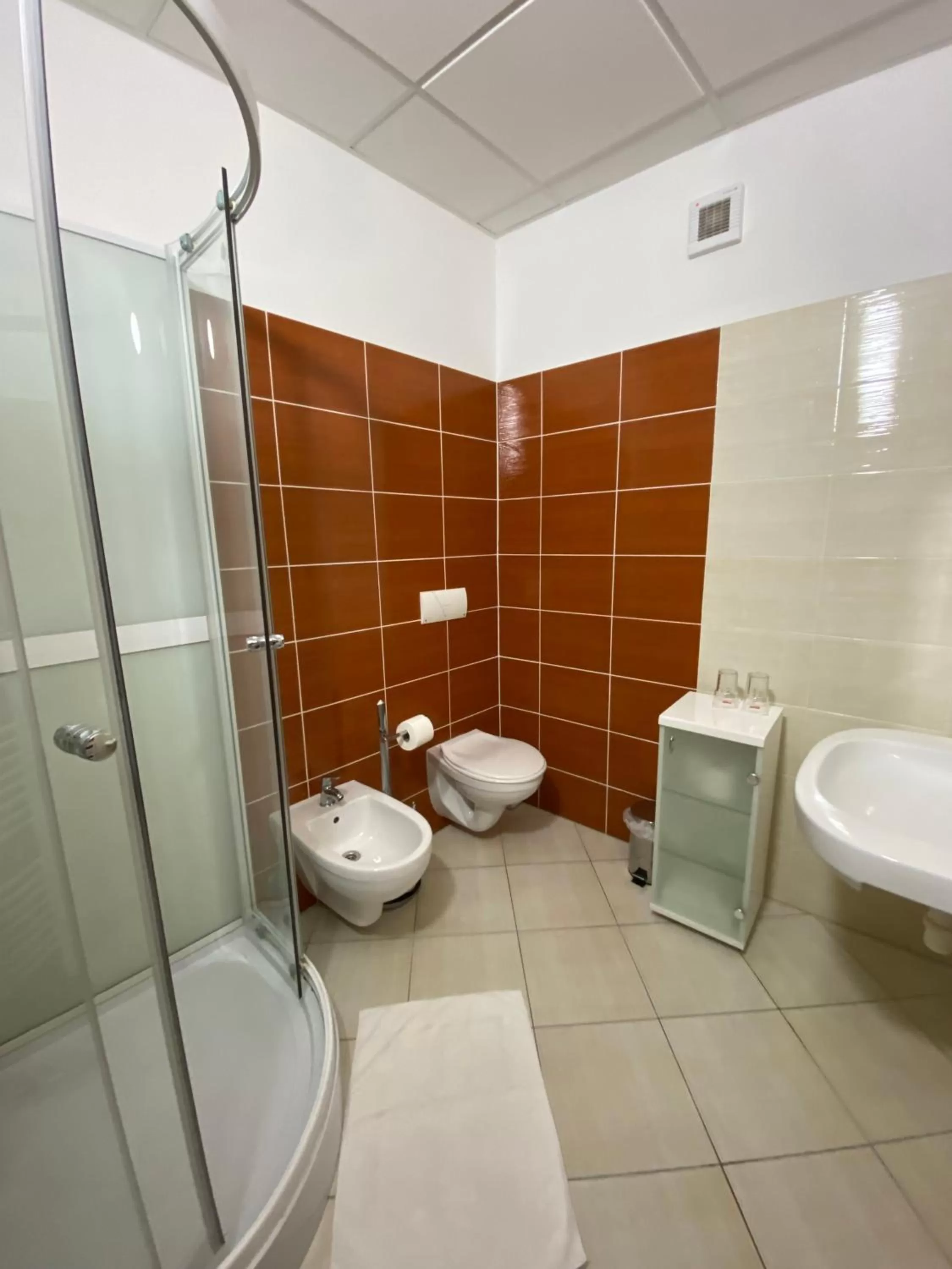 Bathroom in garni Hotel S.O.G.* * *