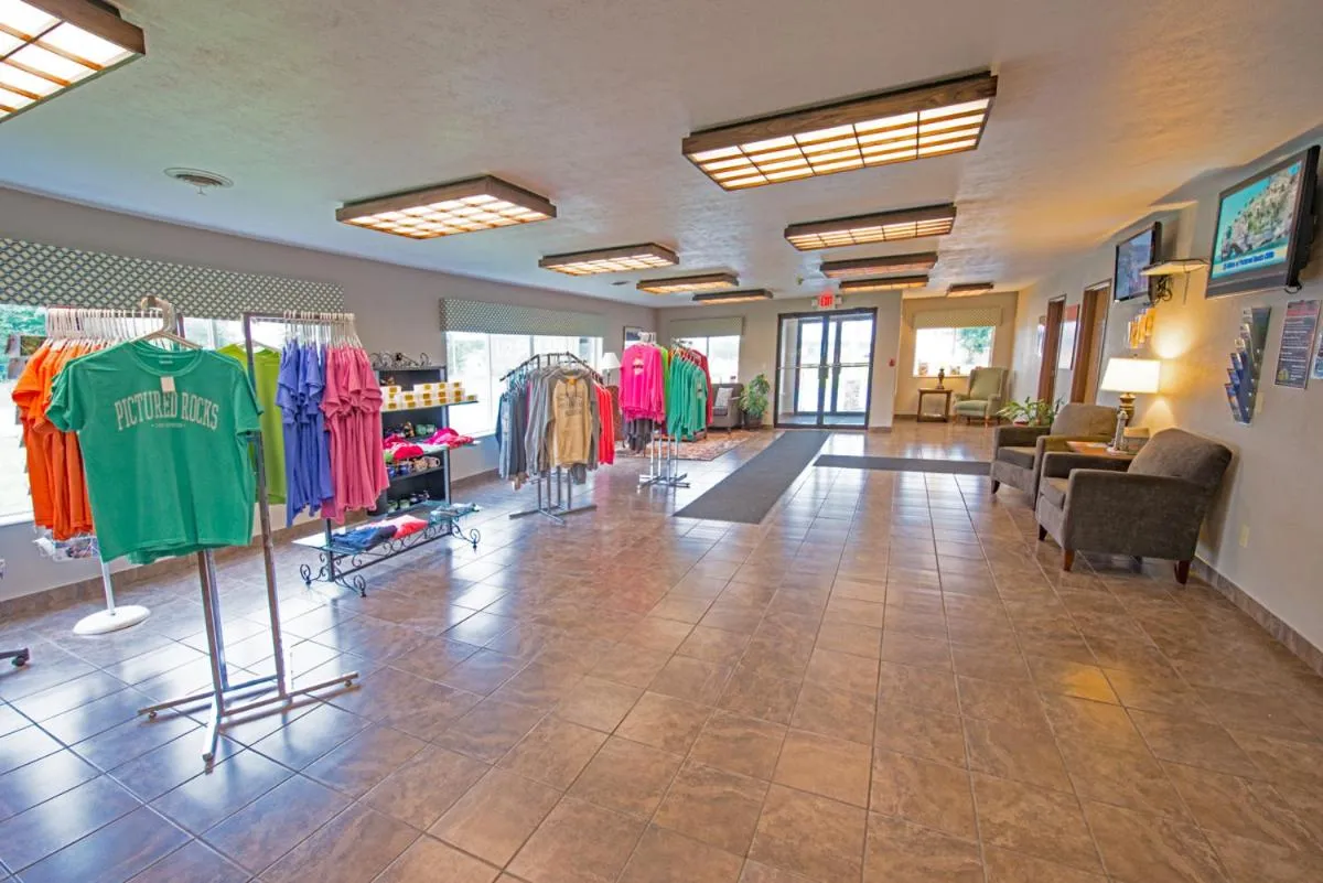 Day in Boarders Inn & Suites by Cobblestone Hotels - Munising