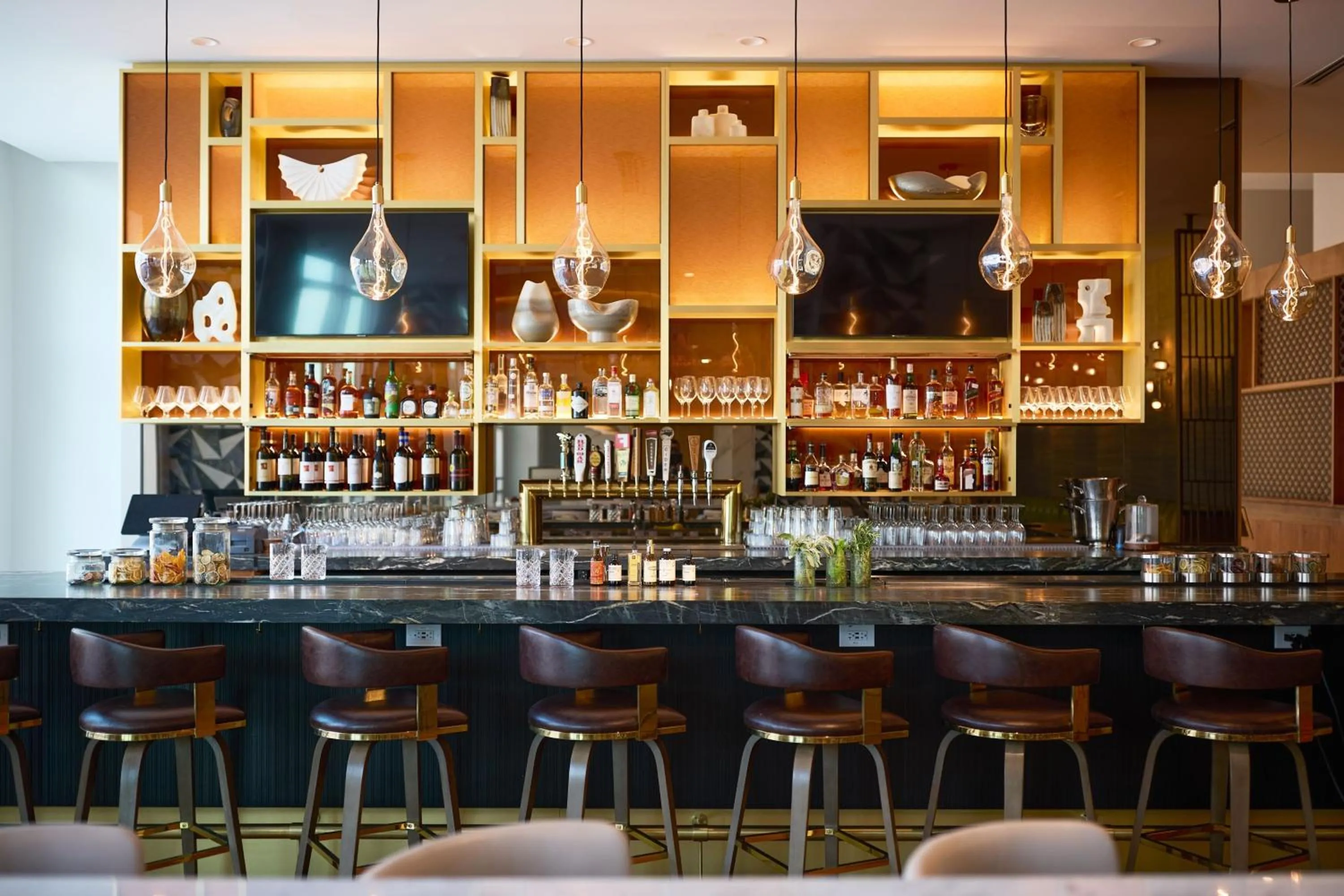 Lounge or bar in The Westin Raleigh-Durham Airport