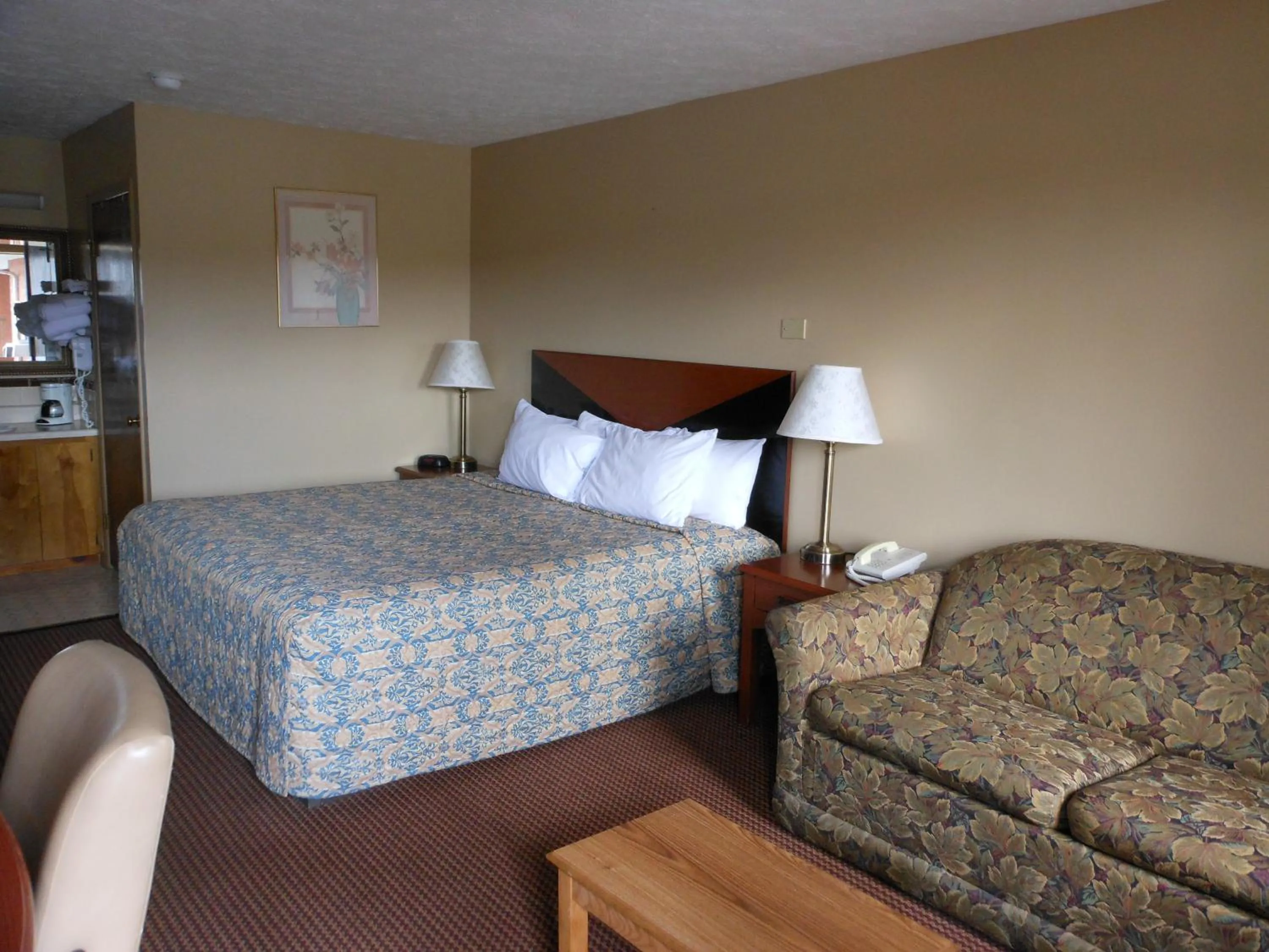 Bed in McClellan Inn