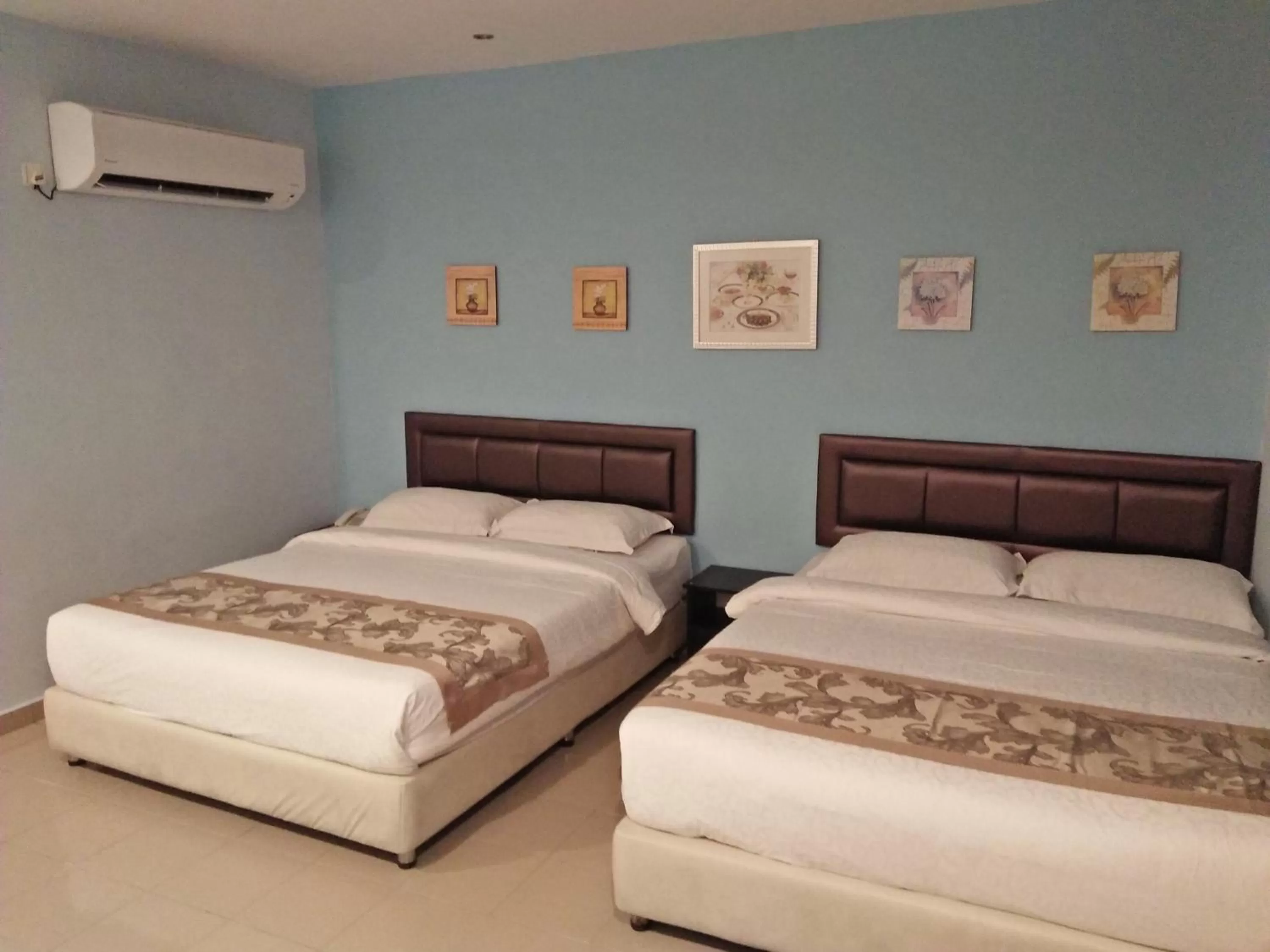Bed in TIONG HUA HOTEL