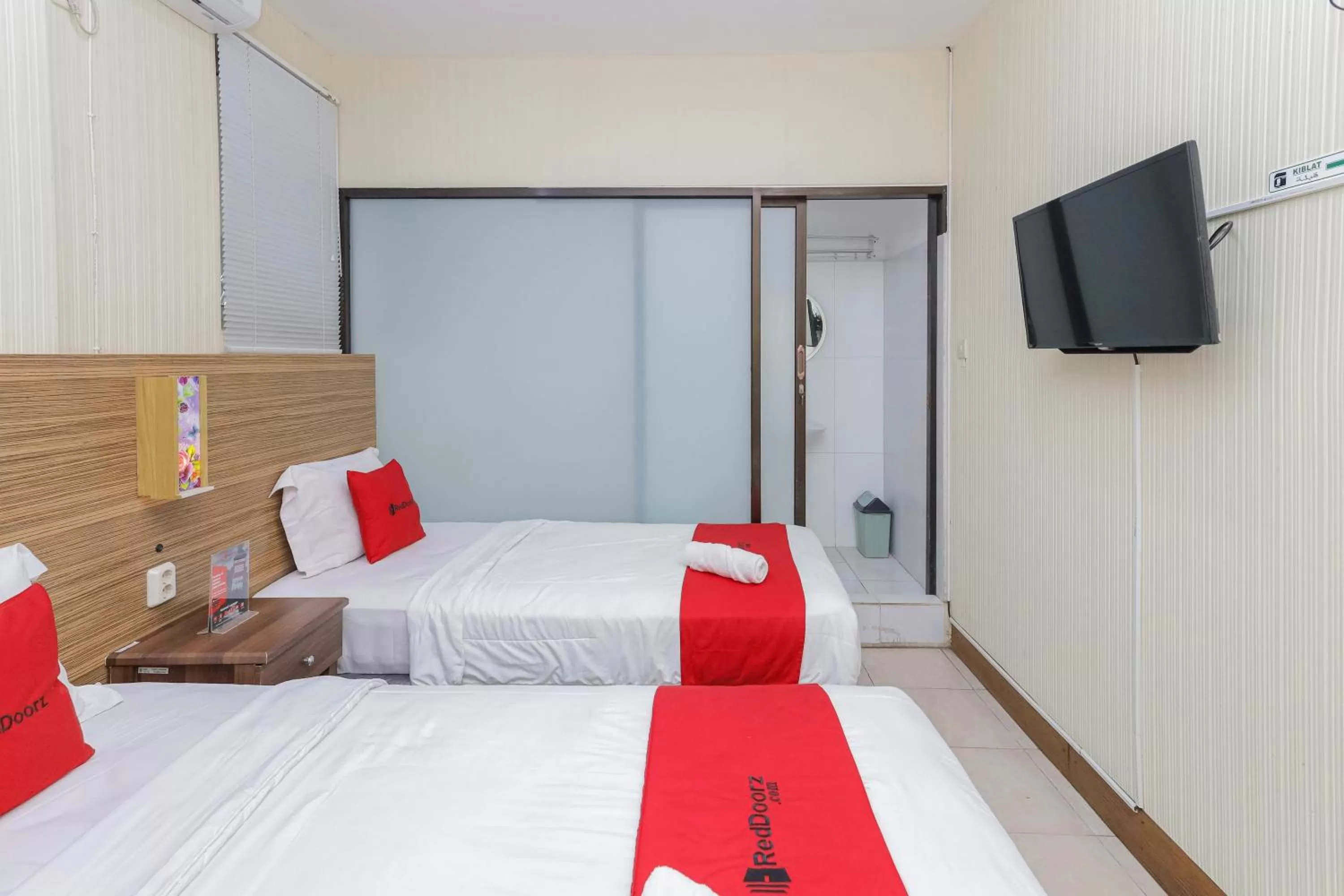 Bedroom, Bed in RedDoorz Syariah @ Klojen Malang