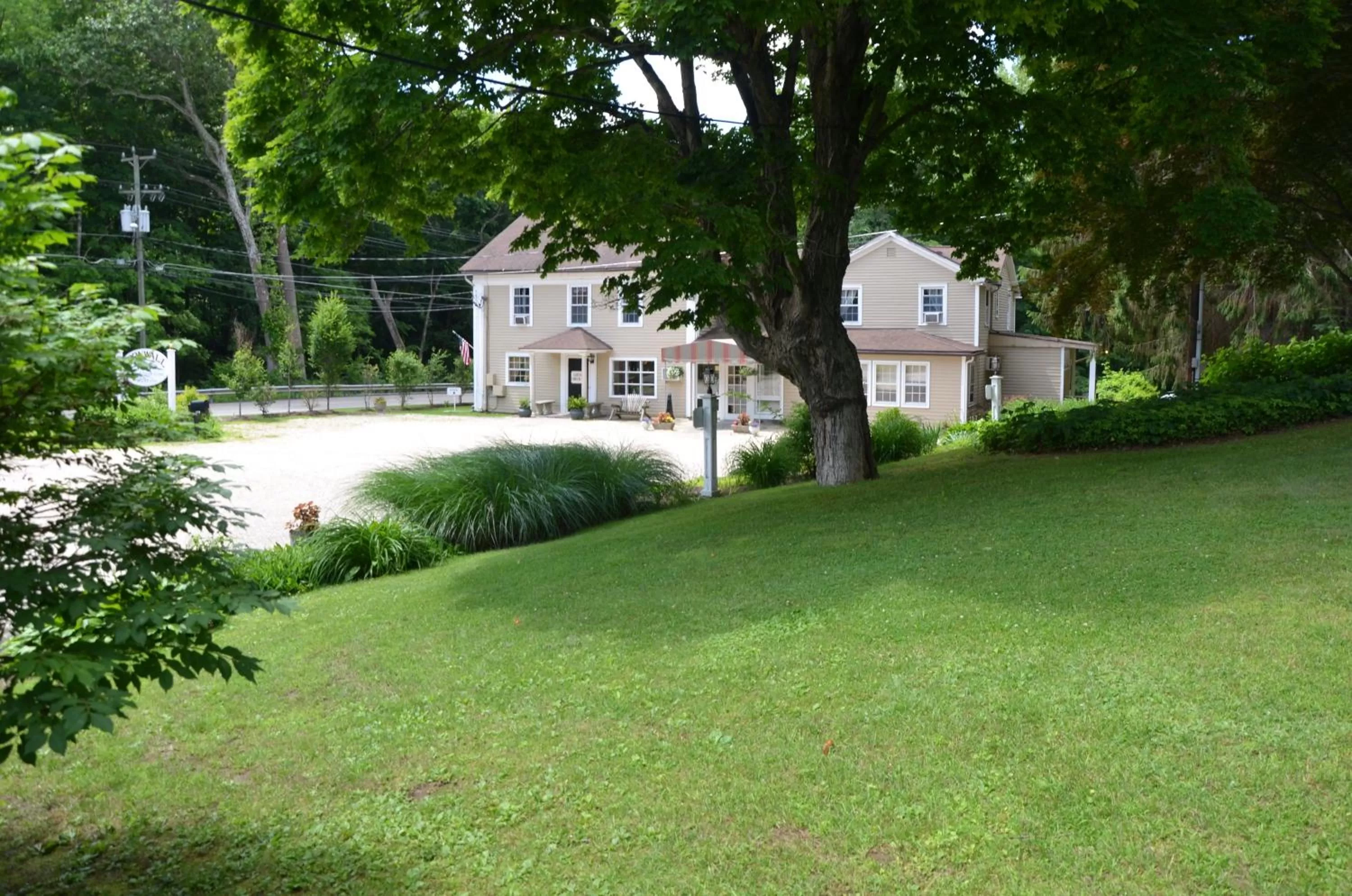 Day, Property Building in Cornwall Inn