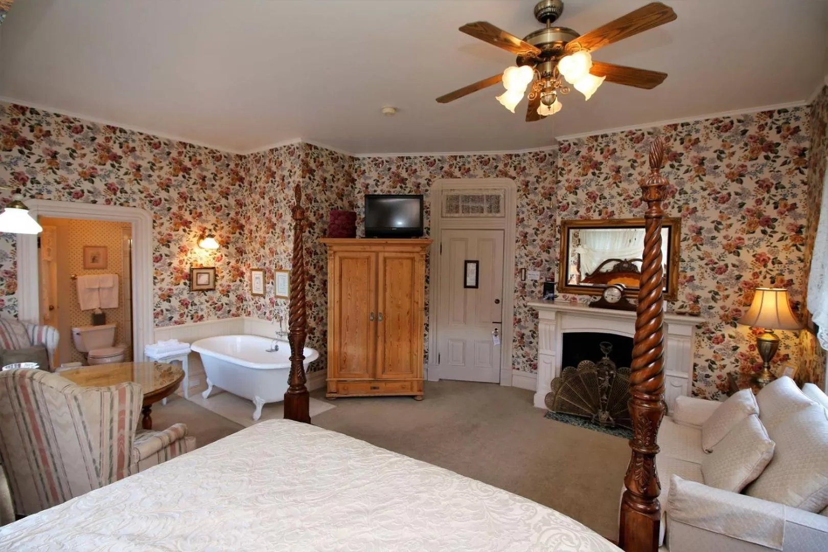 Bedroom, TV/Entertainment Center in Bradford Place Inn (California)