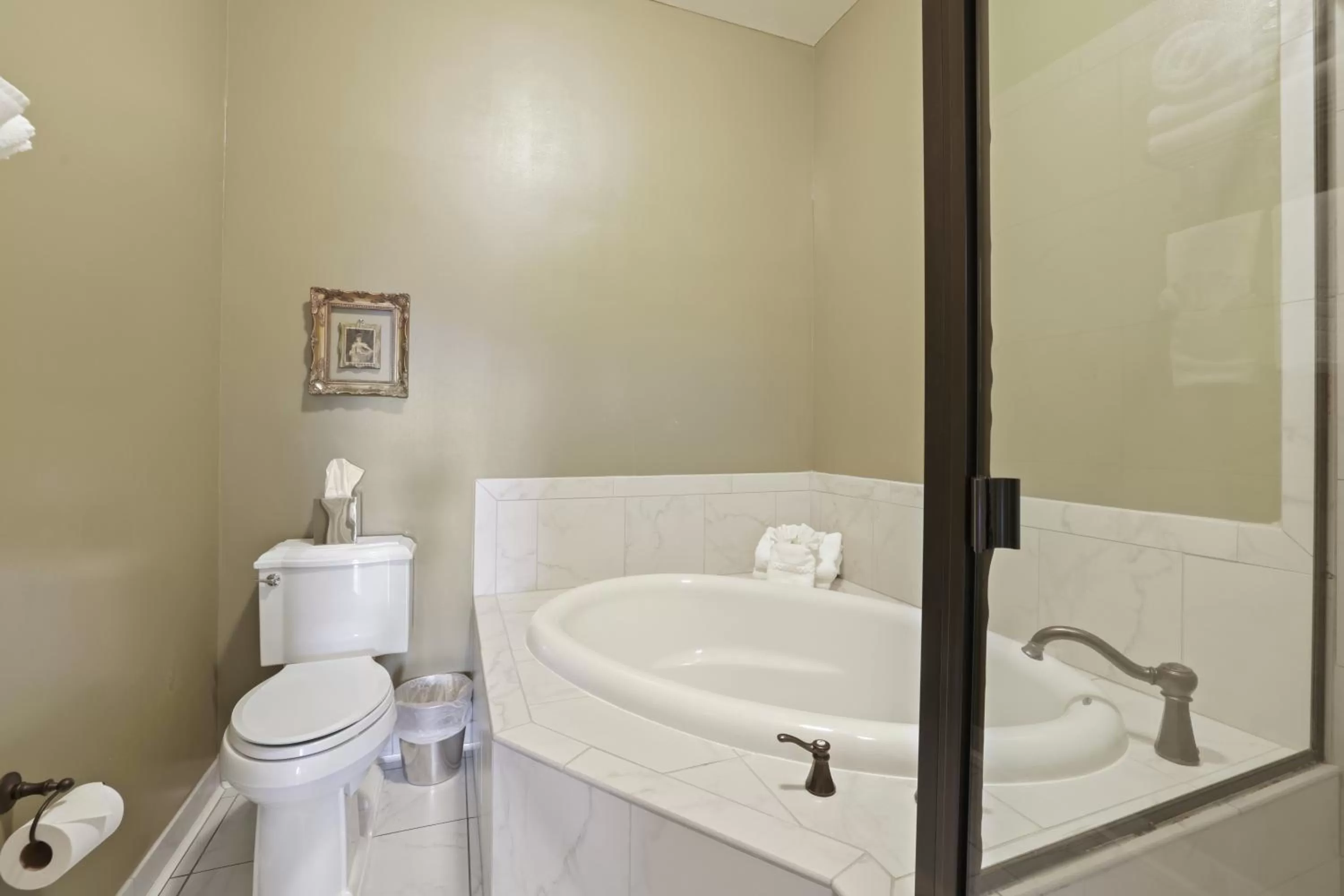 Bath in National Hotel Jackson, Tapestry Collection by Hilton