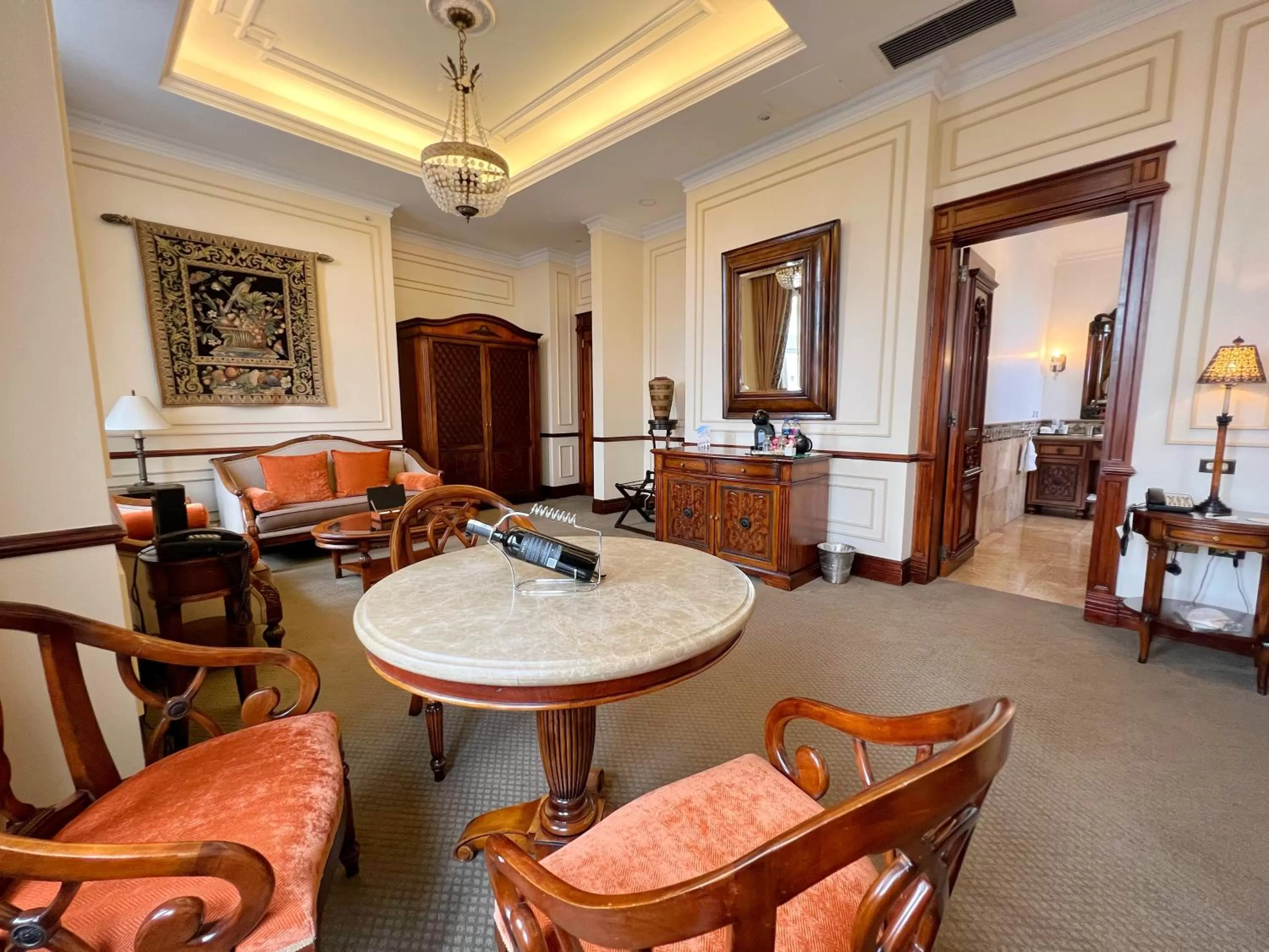 Living room in Plaza Grande Hotel