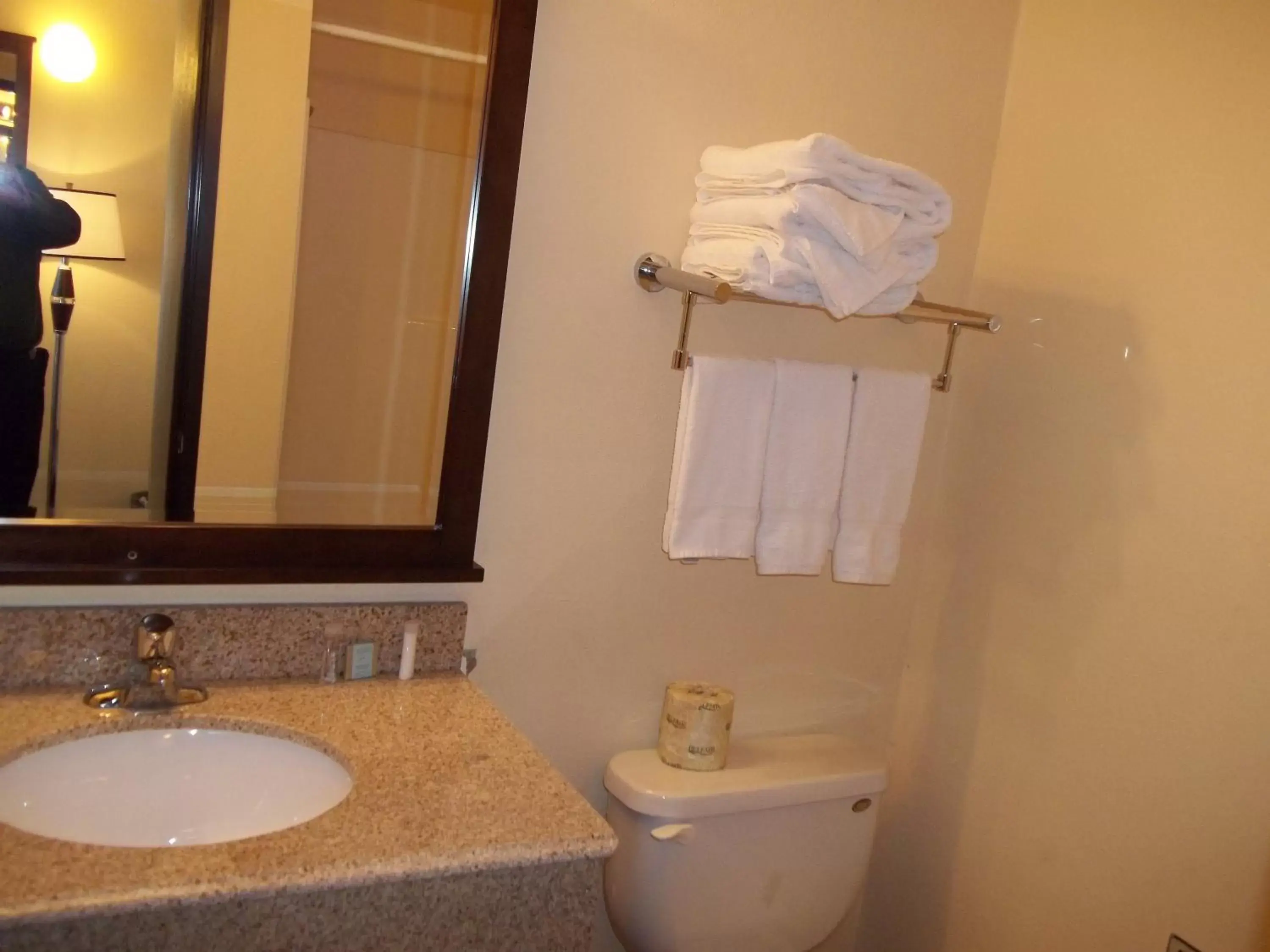 King Room - Non-Smoking in Travelodge by Wyndham Newport King Room - Non-Smoking in Travelodge by Wyndham Newport