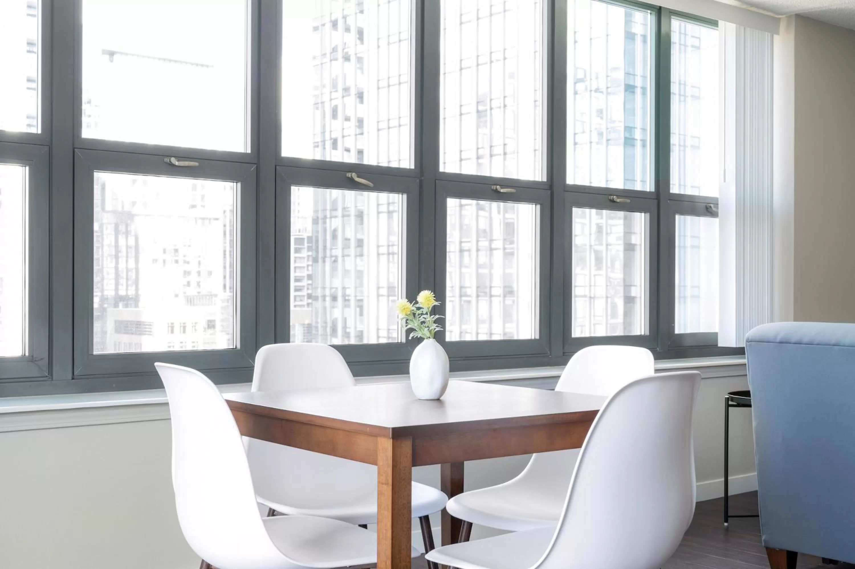 Dining area in Kasa Magnificent Mile Chicago