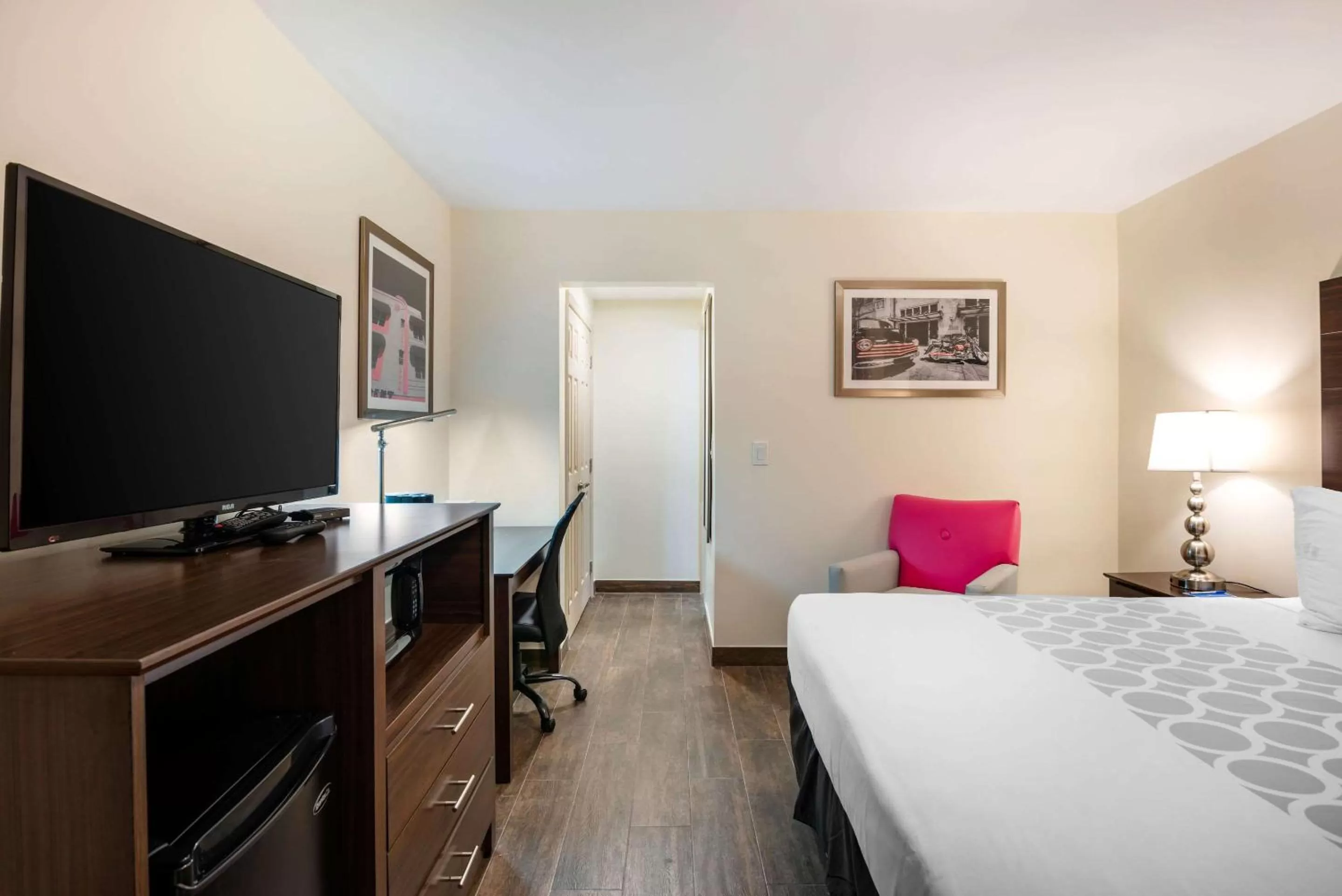 Photo of the whole room, Bed in Downtown Hollywood Gardens Inn & Suites