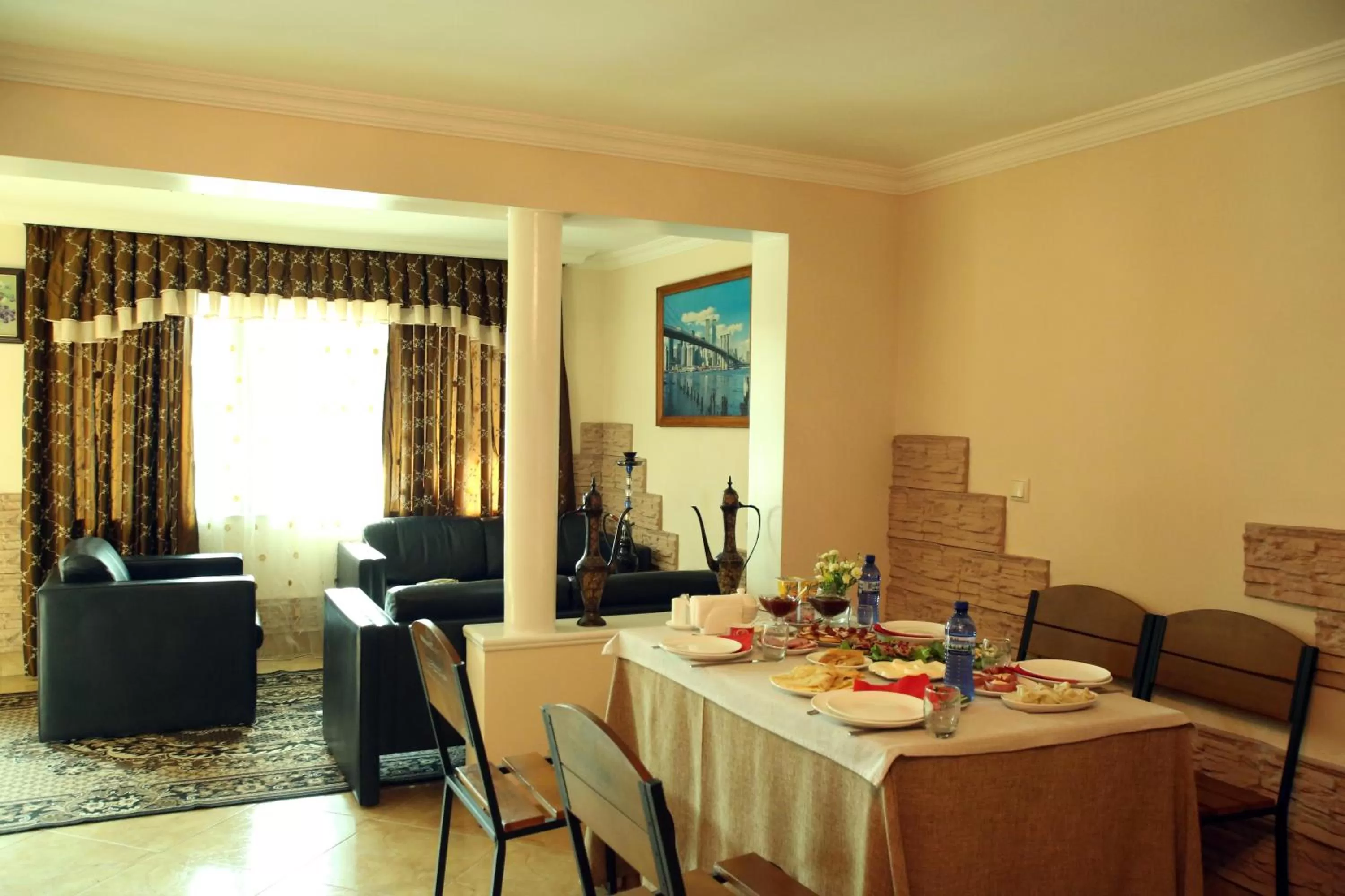 Restaurant/places to eat in Hotel Harmony