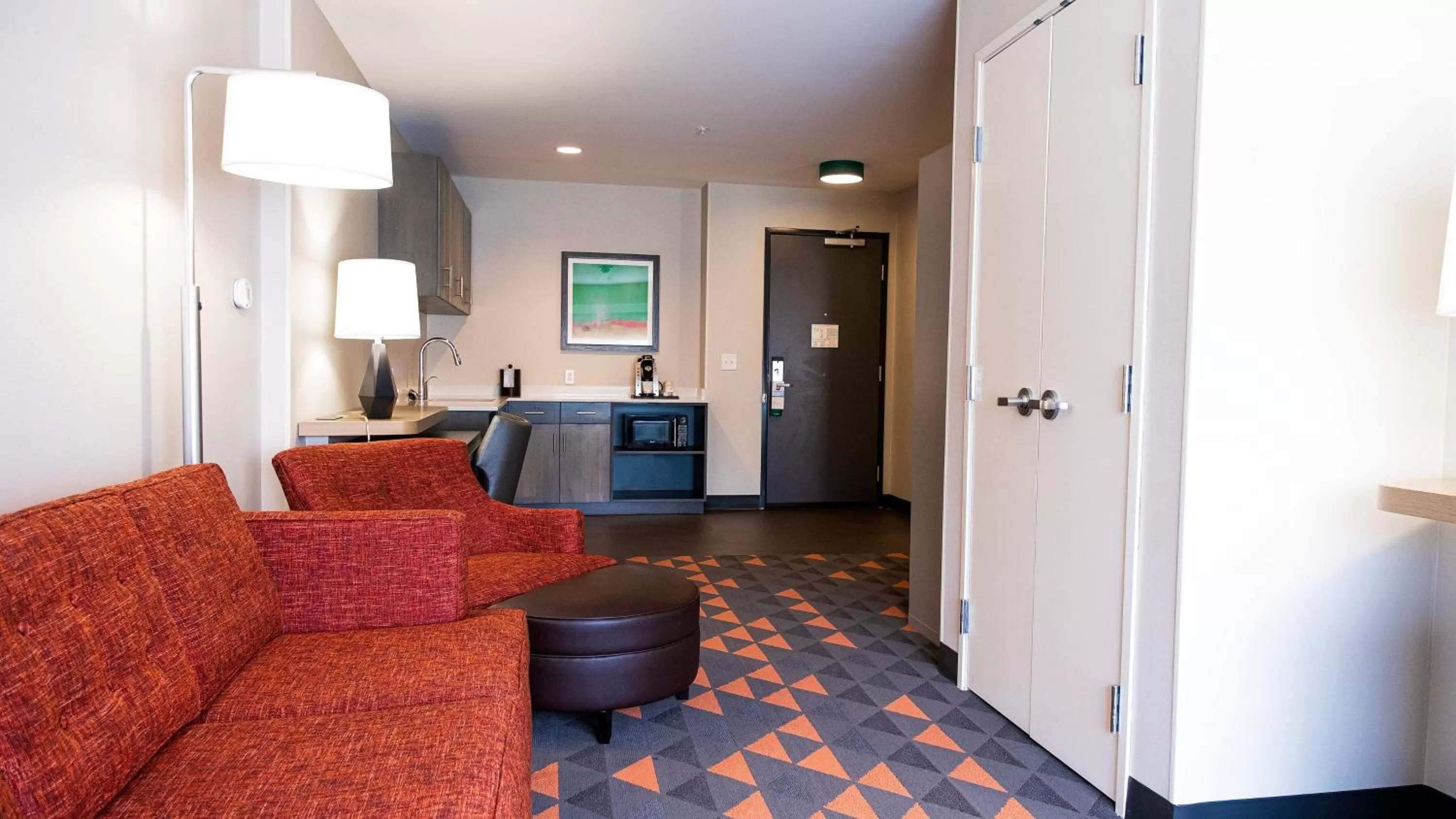 Bedroom in Holiday Inn & Suites Philadelphia W - Drexel Hill by IHG