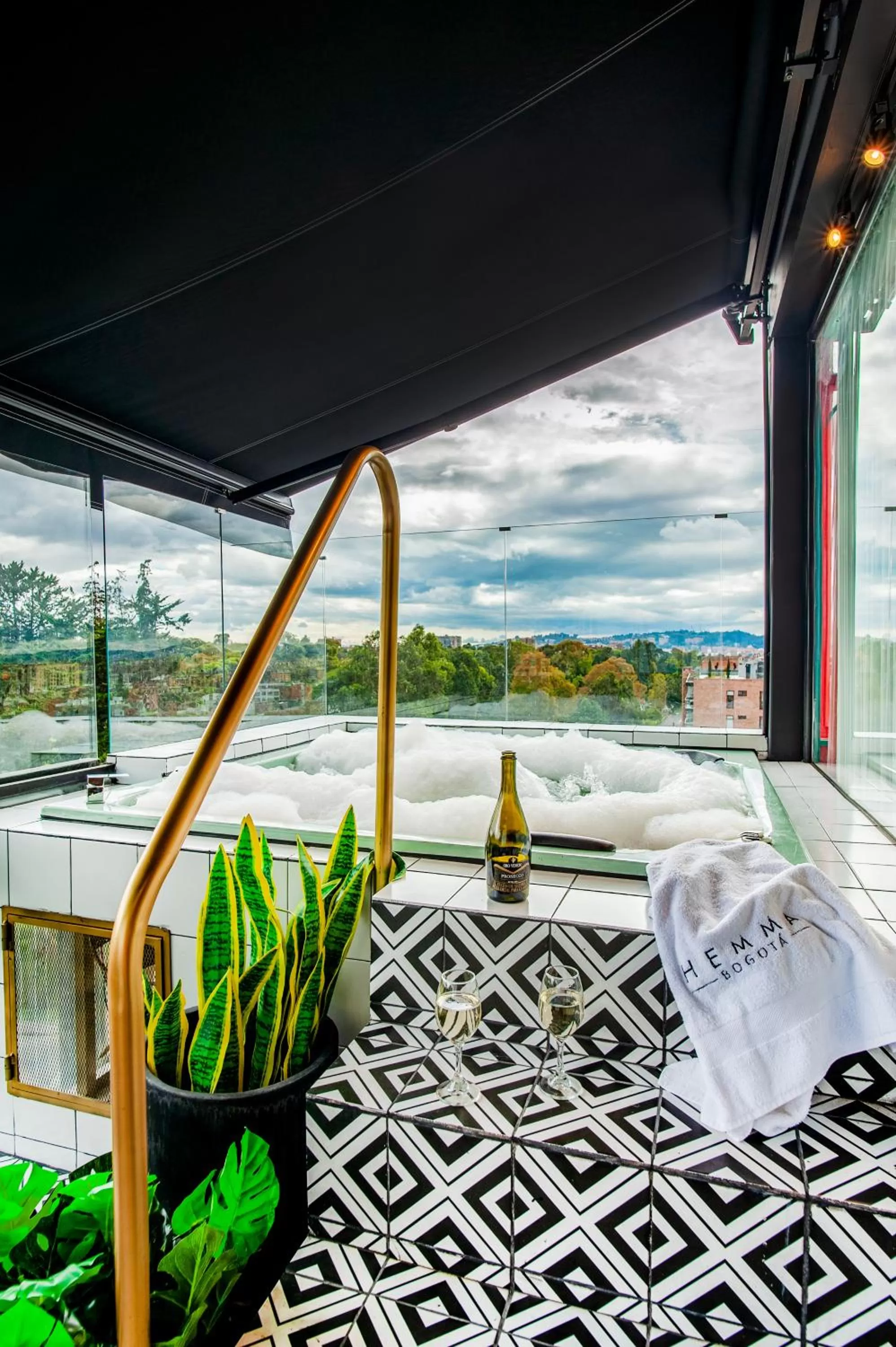 City view, Bed in Hemma Bogotá Country Luxury Suites Hotel