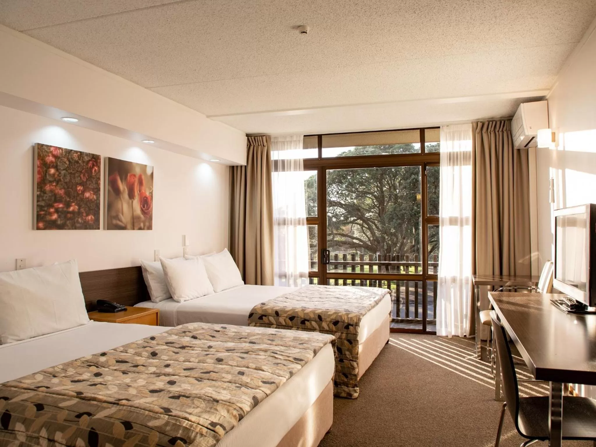 Superior Twin Queen with Balcony in Auckland Rose Park Hotel