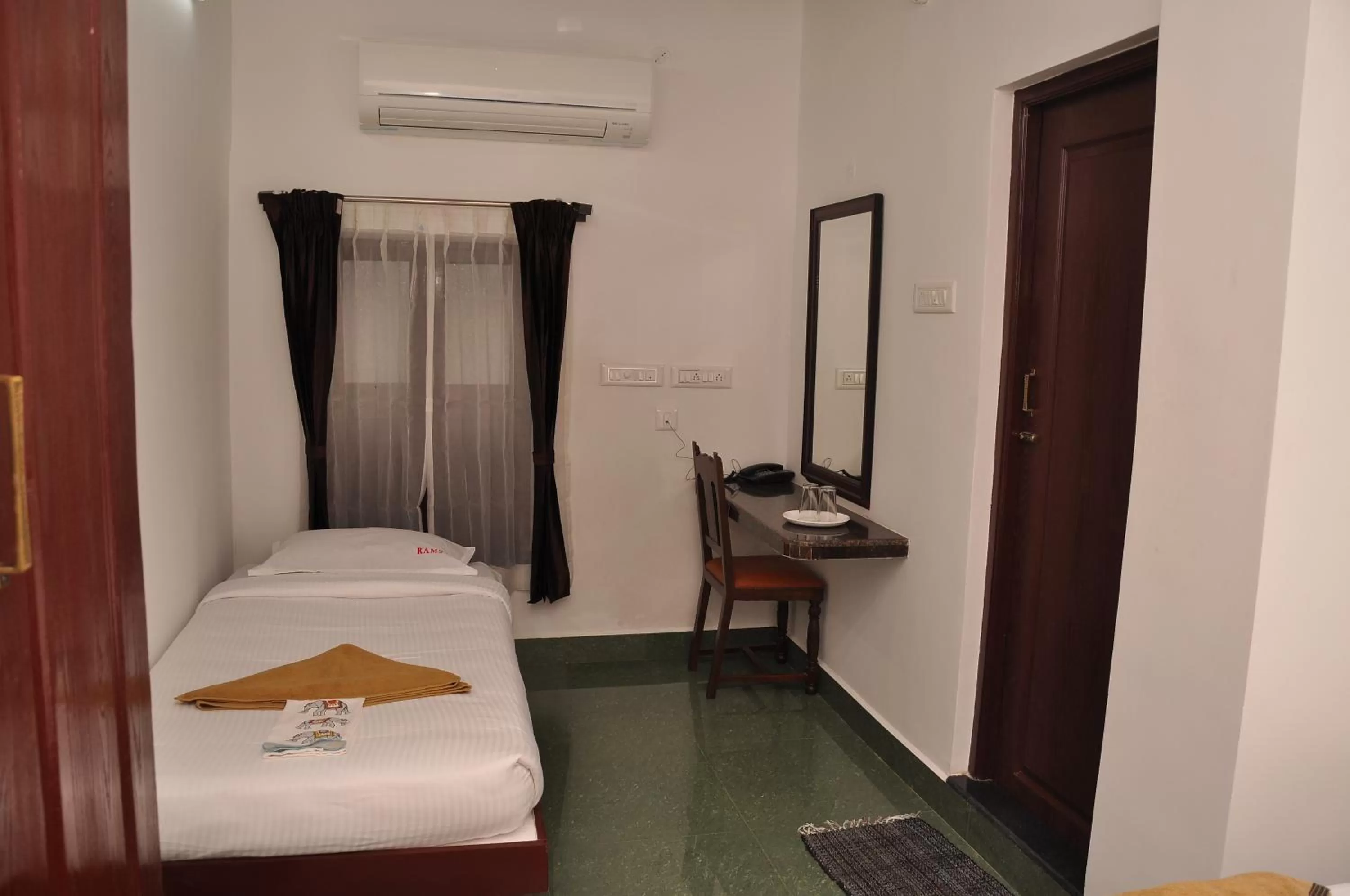 Photo of the whole room, Bed in Rams Inn