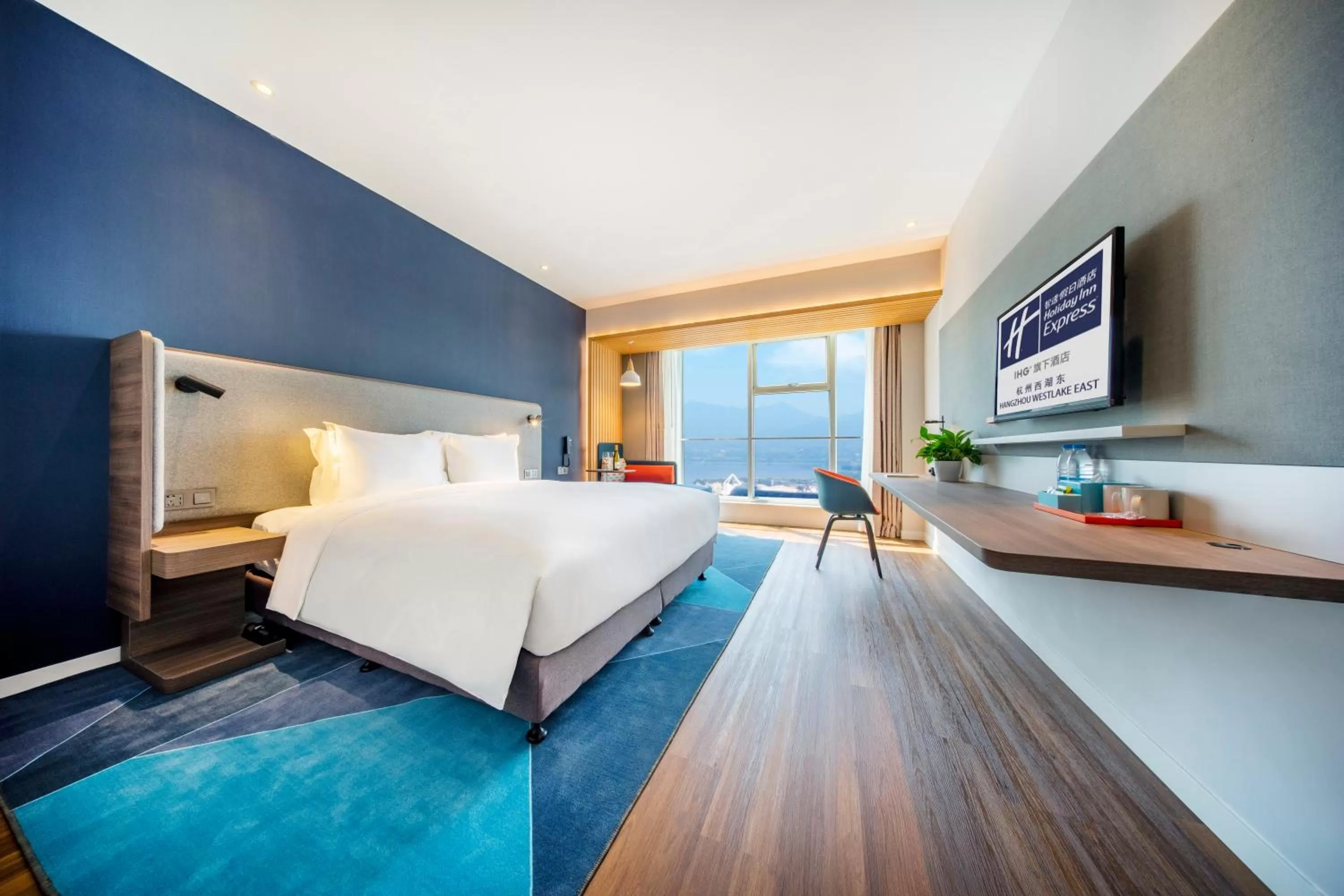 Photo of the whole room, Bed in Holiday Inn Express Hangzhou Westlake East by IHG