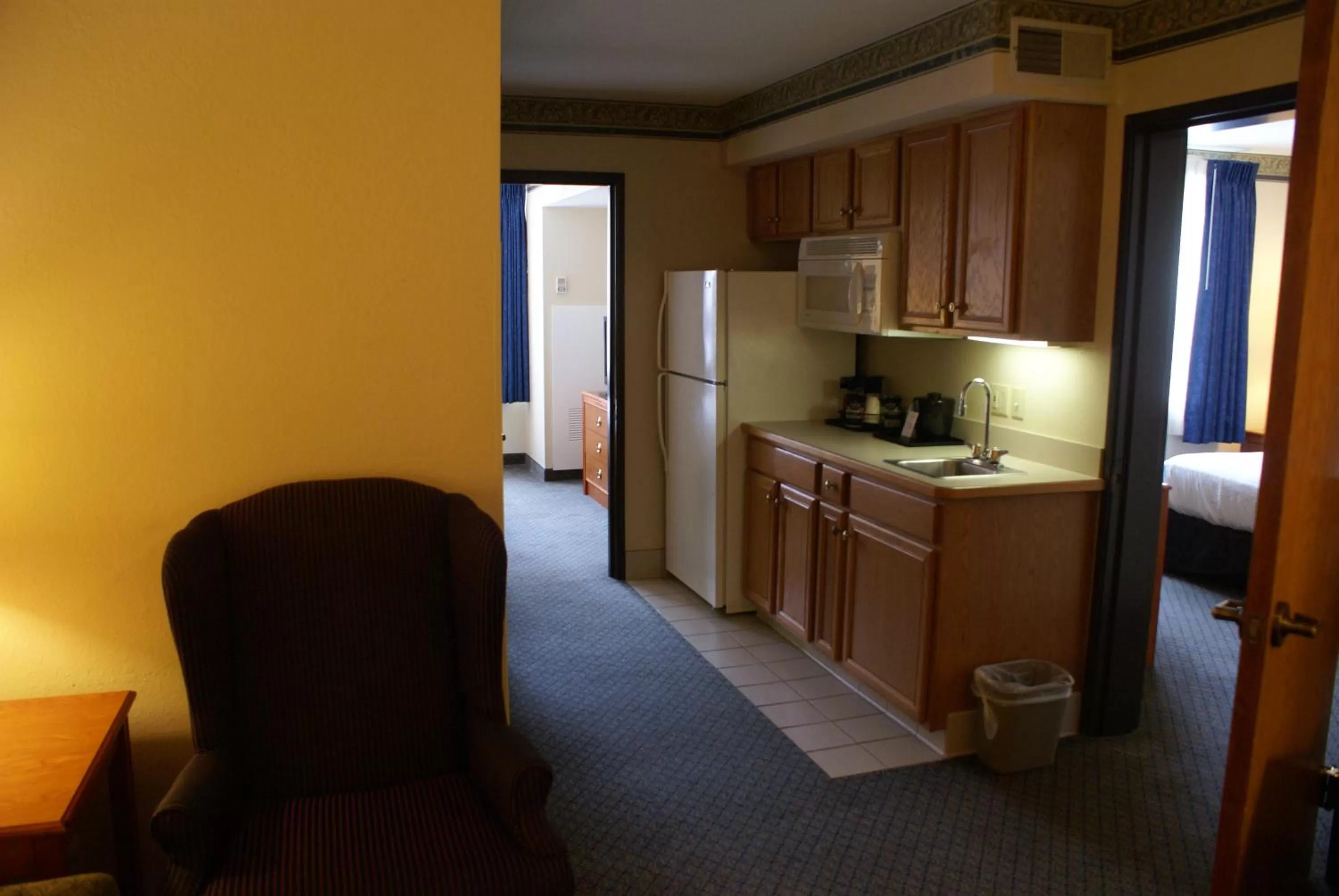 Kitchen or kitchenette in Country Inn & Suites by Radisson, Lansing, MI