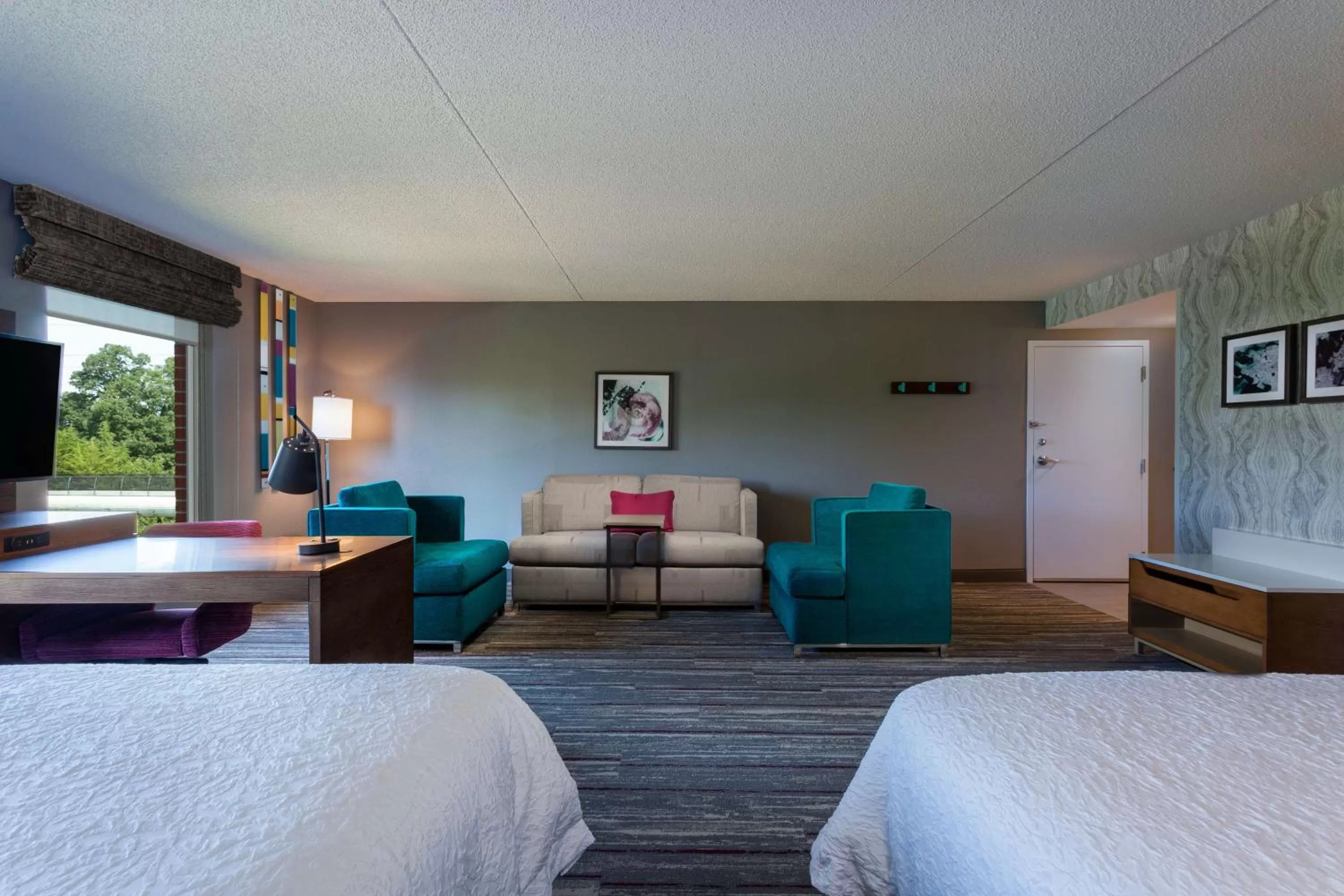 Living room, Bed in Hampton Inn & Suites Herndon-Reston