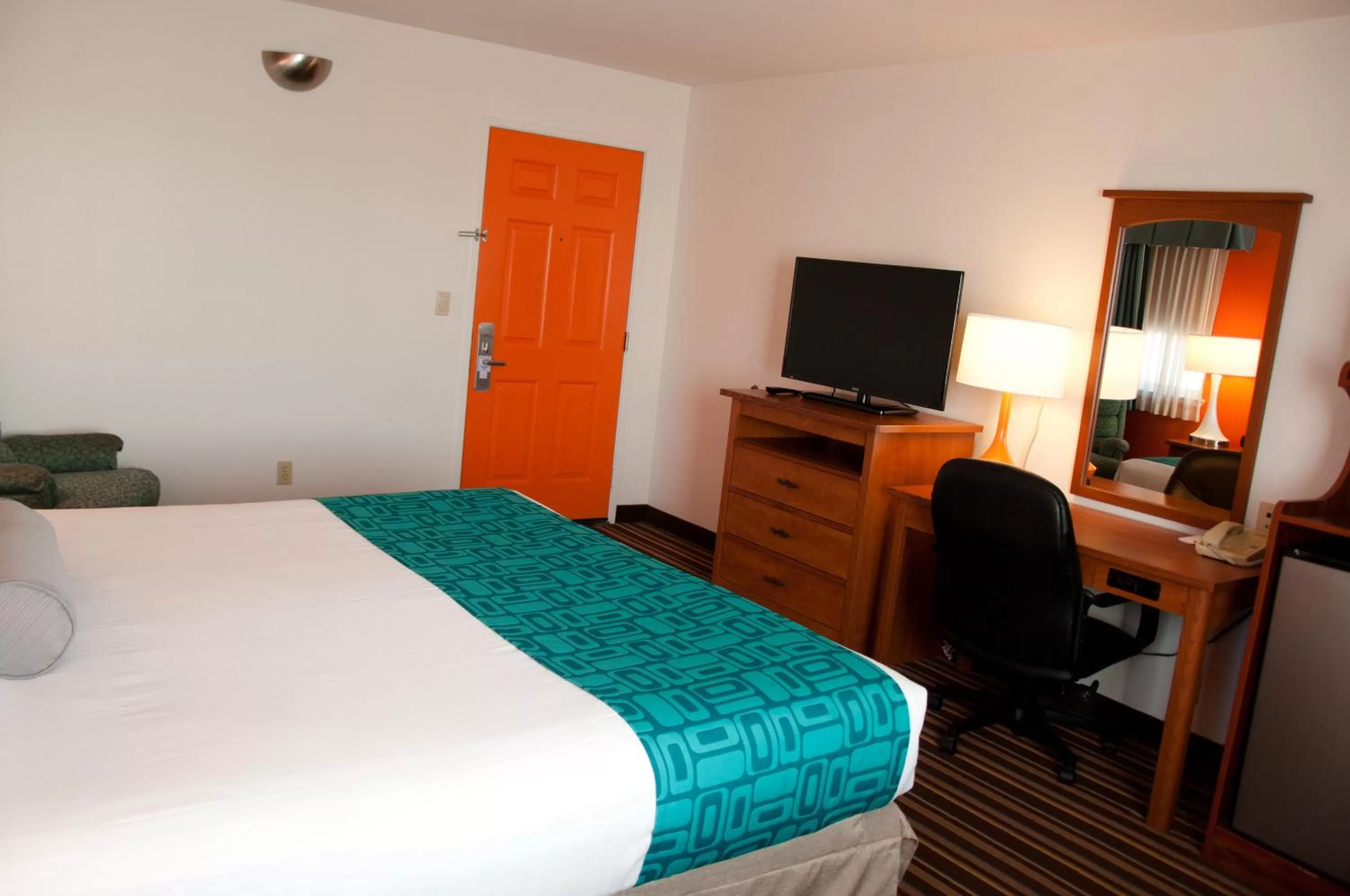 Bed in Howard Johnson by Wyndham Salinas