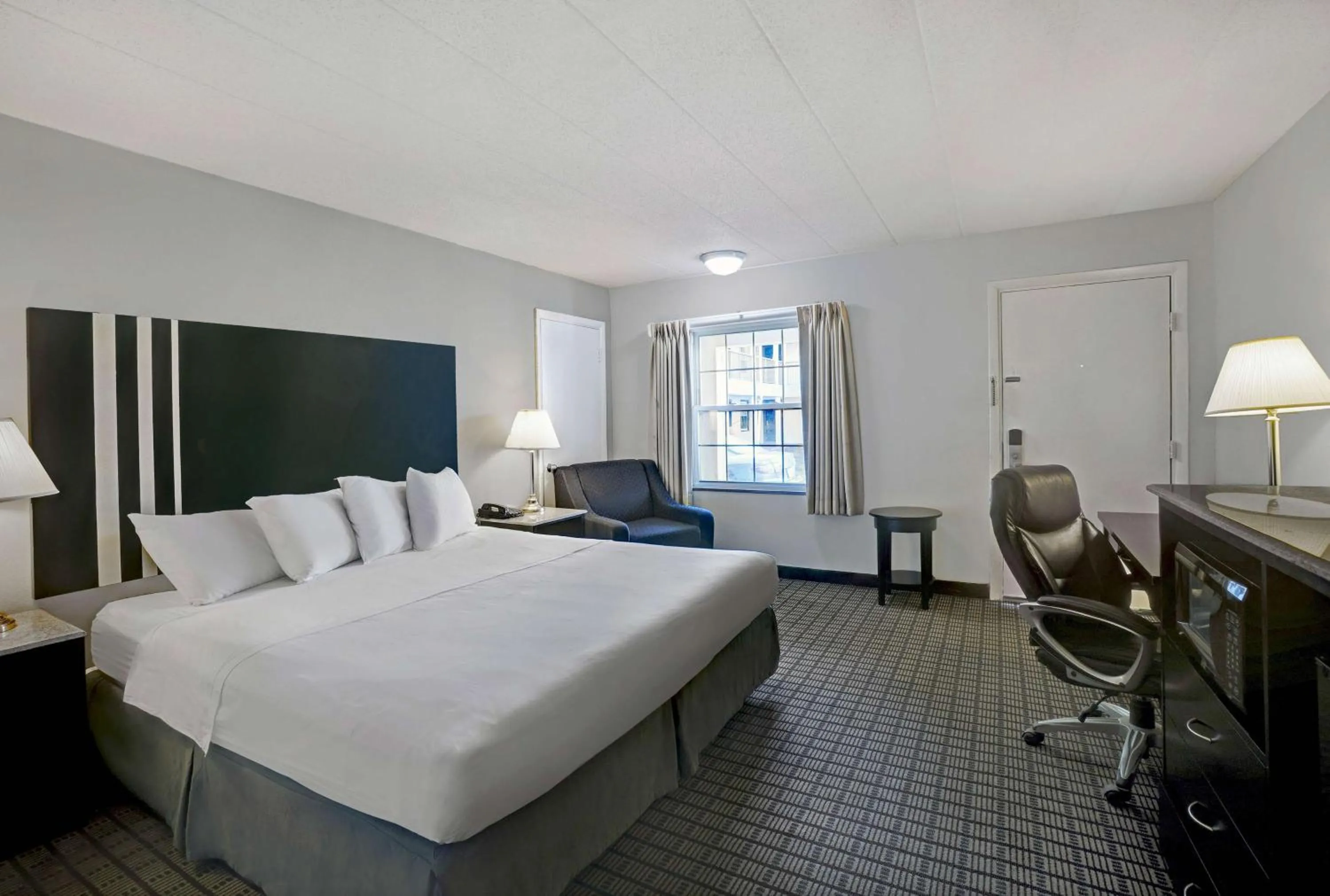 Photo of the whole room, Bed in Motel 6 Washington, PA