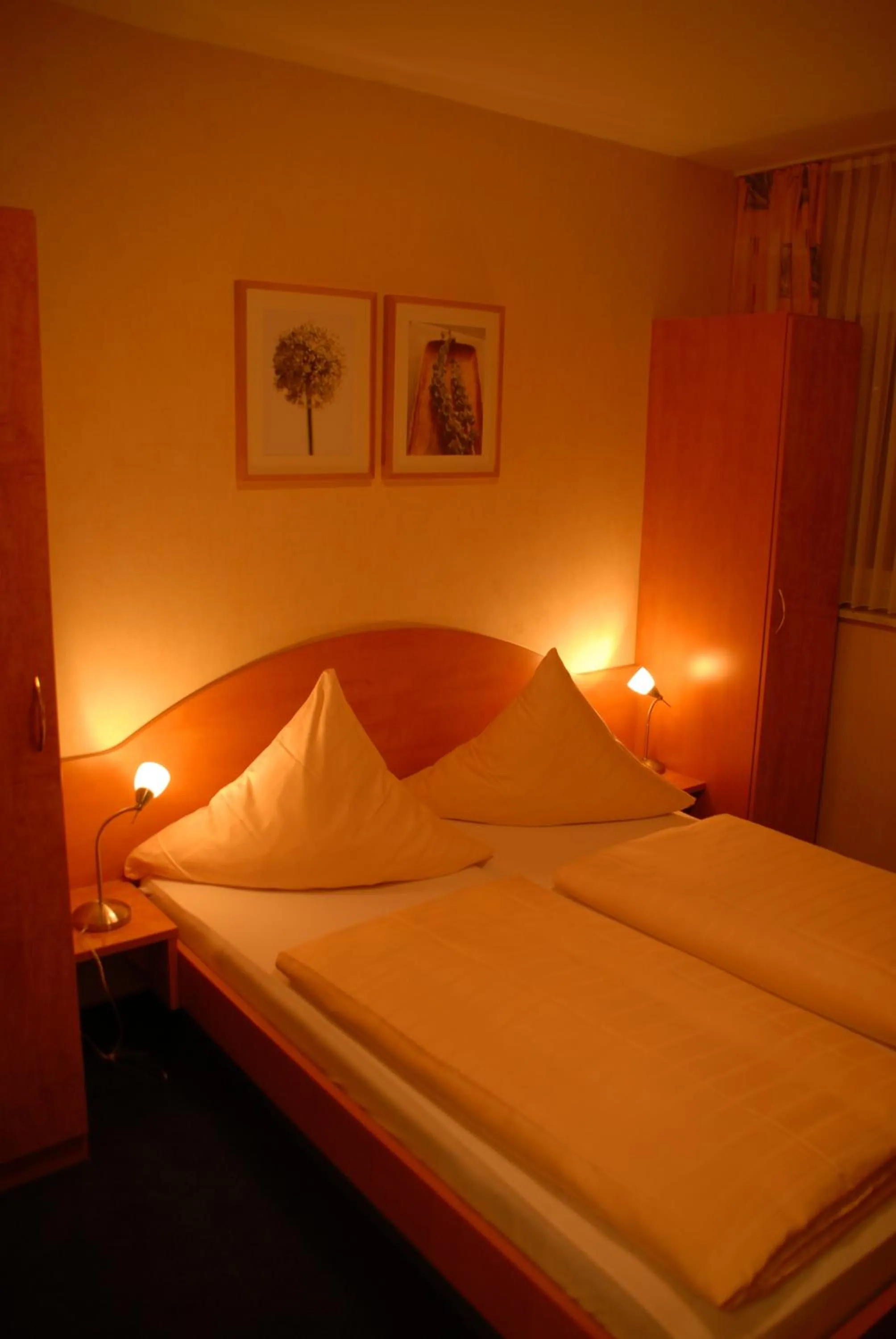 Bed in Stumbergers Hotel - free parking -