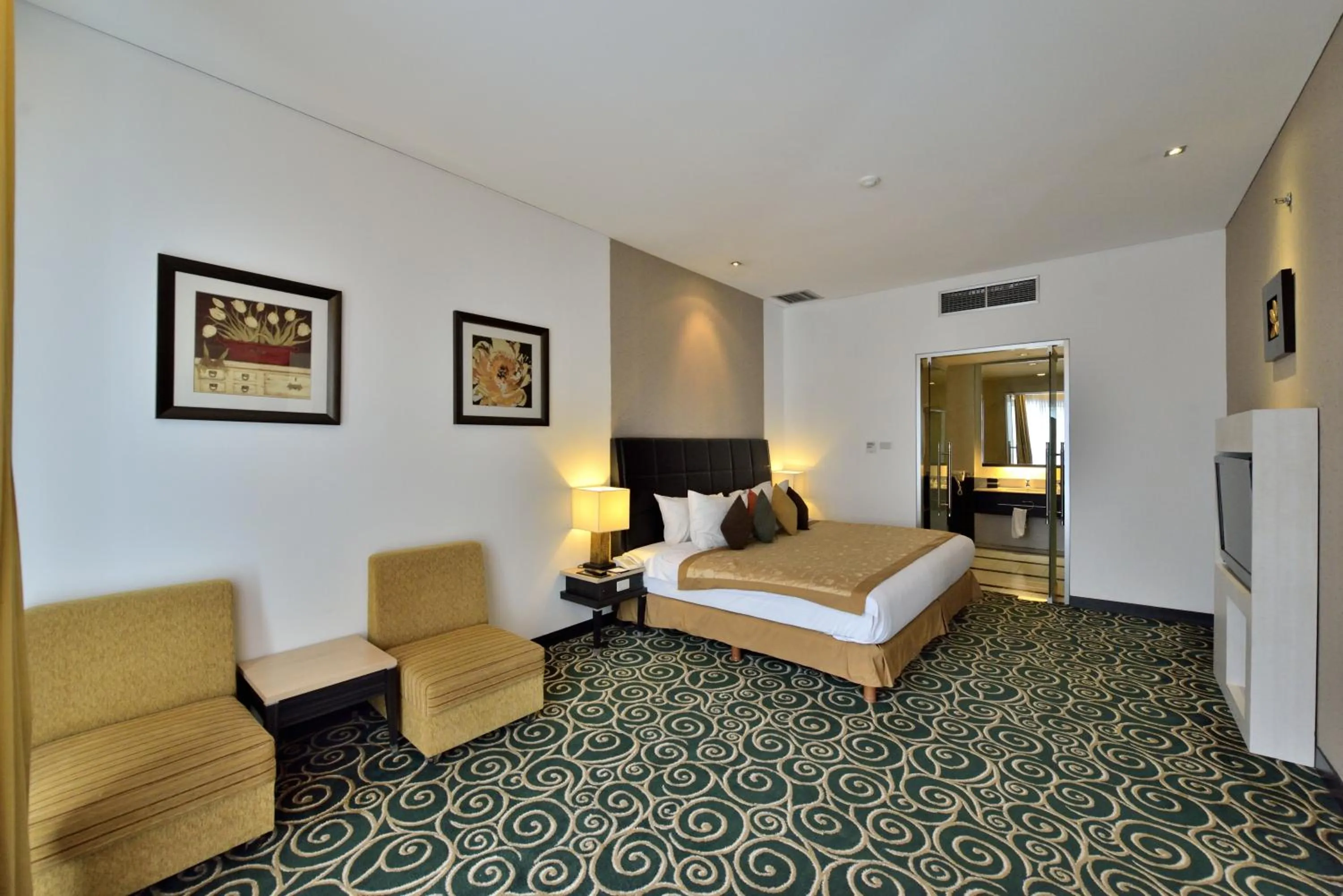 Photo of the whole room, Bed in Golden Flower by KAGUM Hotels