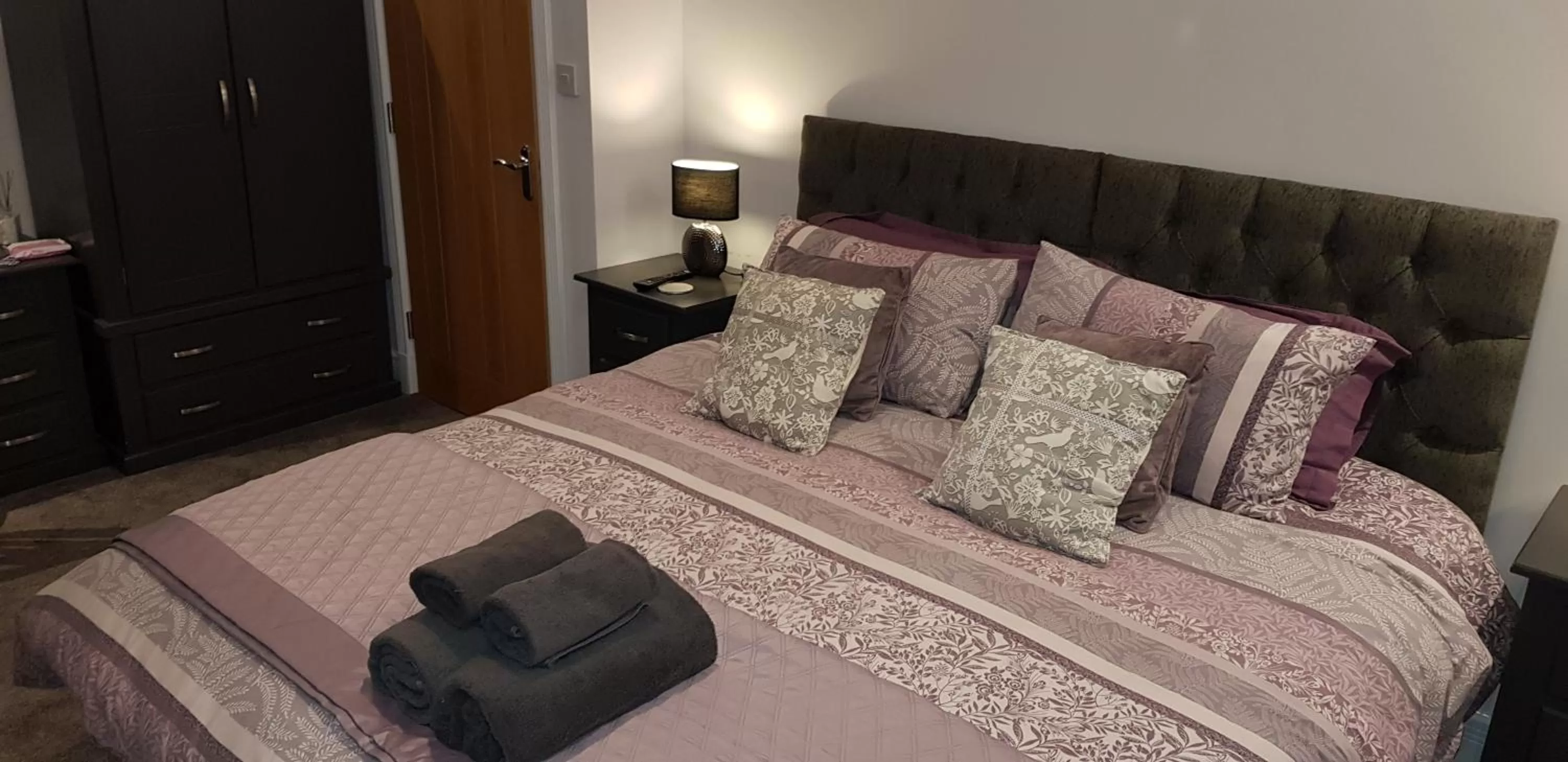 Bedroom, Bed in Saracens House