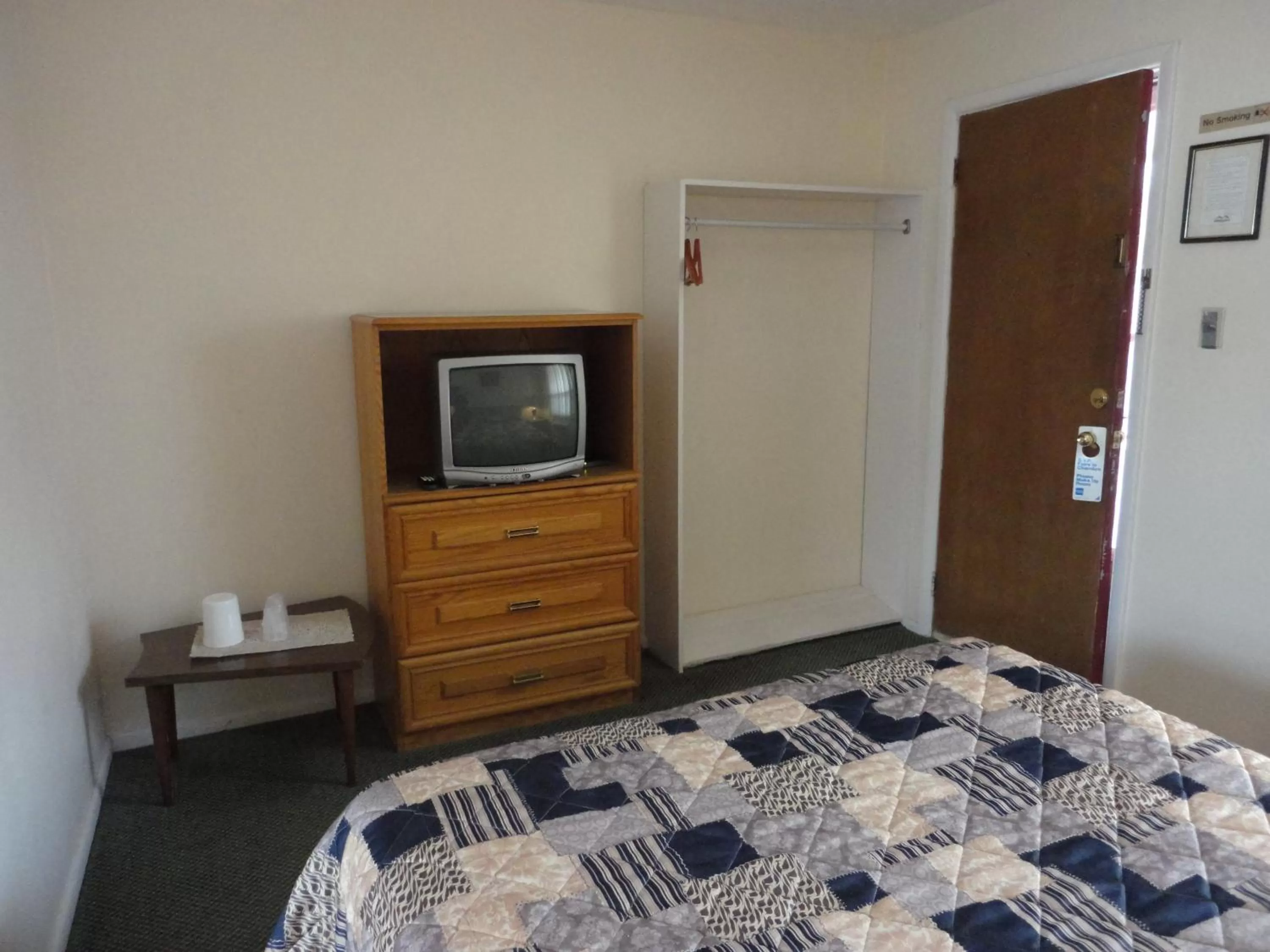 Photo of the whole room, Bed in Hipwell's Motel
