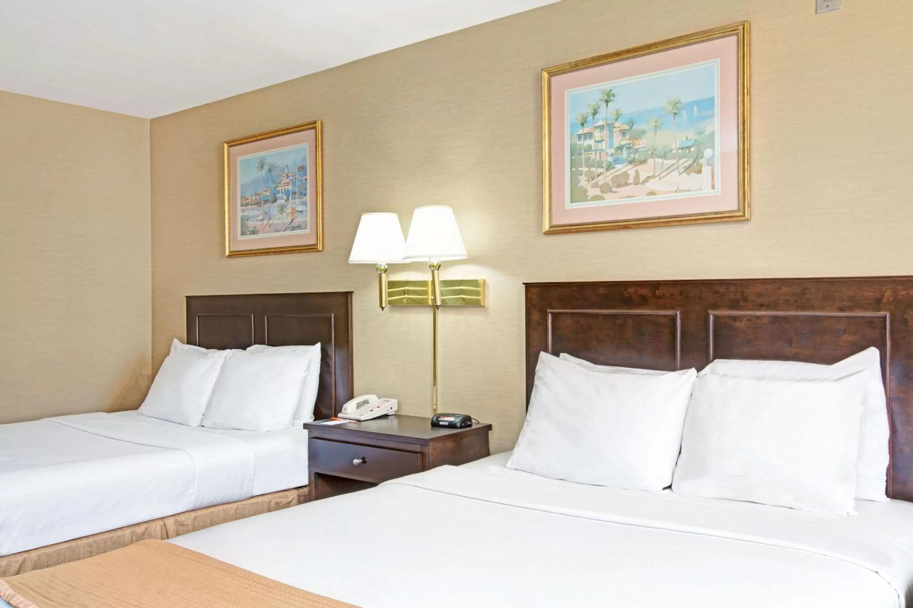 Photo of the whole room, Bed in Howard Johnson by Wyndham Torrance