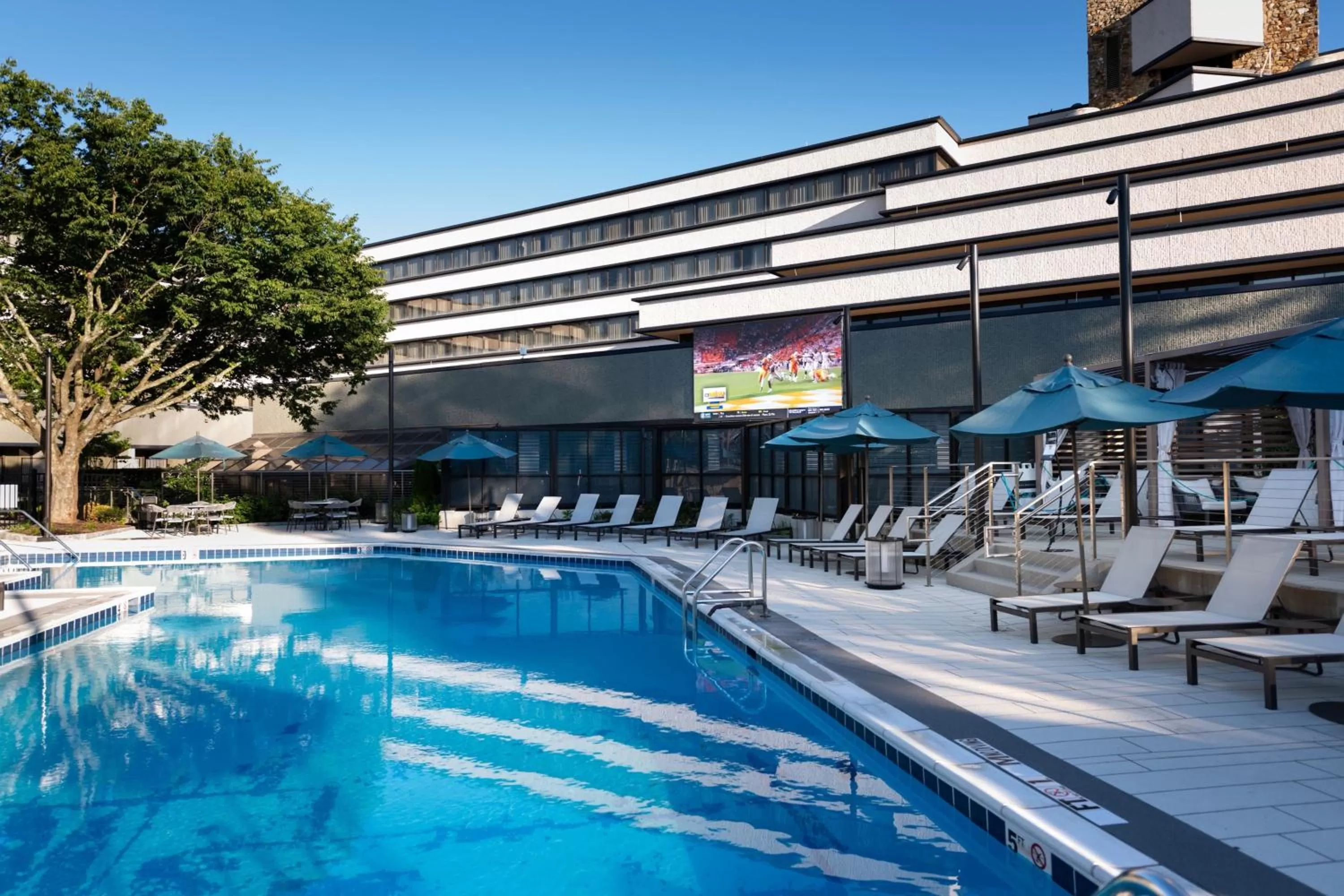 Swimming pool in Marriott Lexington Griffin Gate Golf Resort & Spa