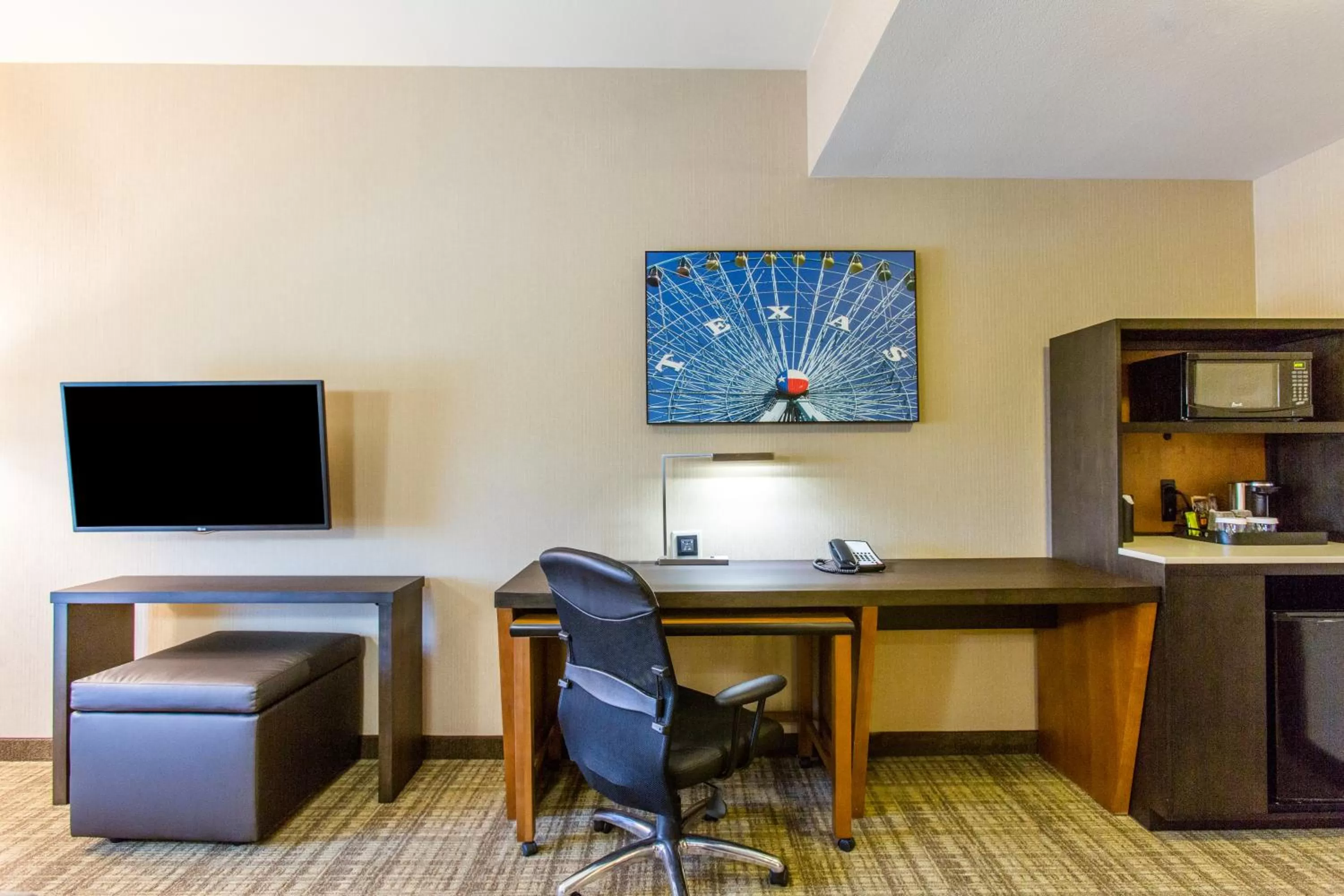 TV and multimedia in Cambria Hotel Plano - Frisco