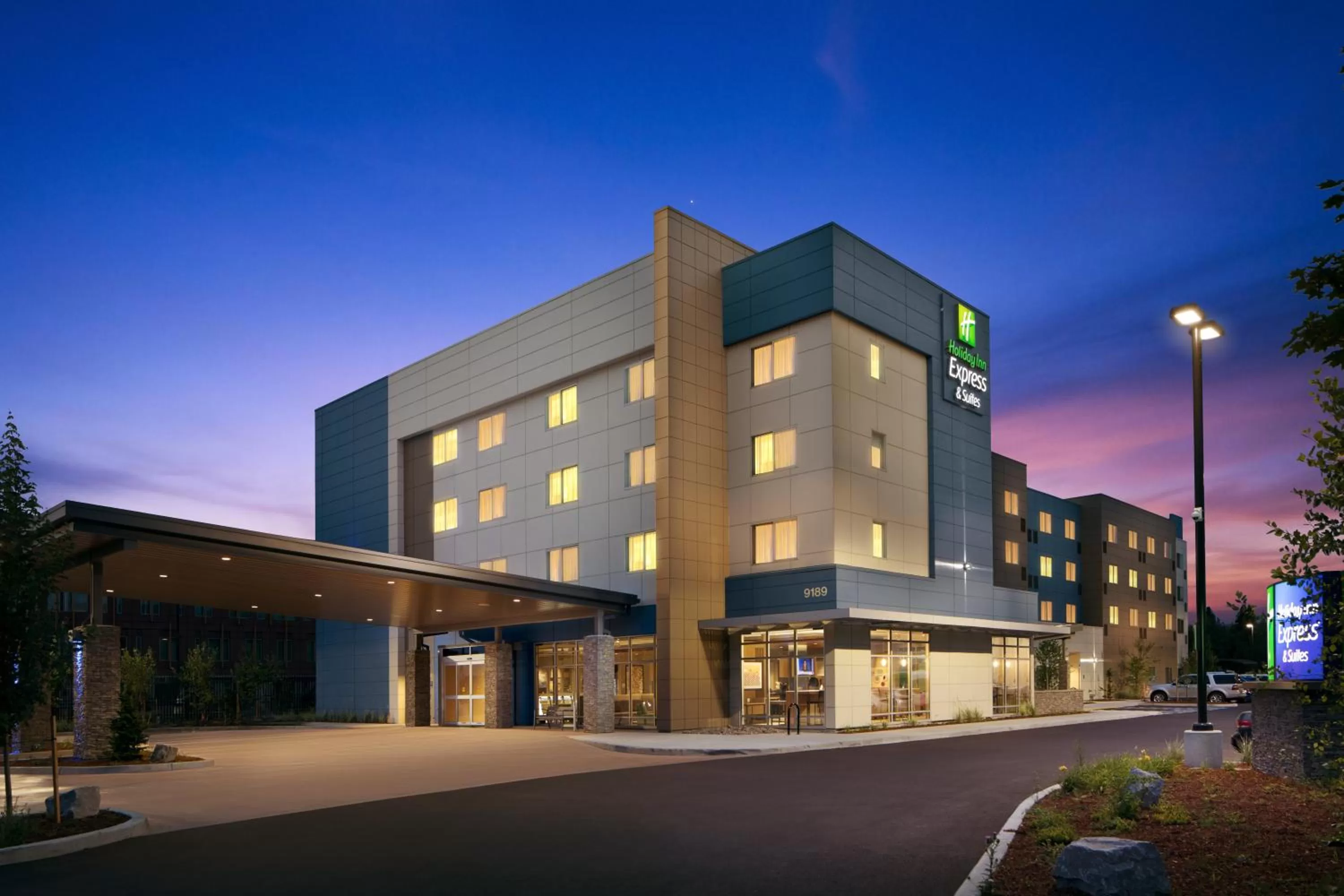 Property building in Holiday Inn Express & Suites - Portland Airport - Cascade Stn by IHG