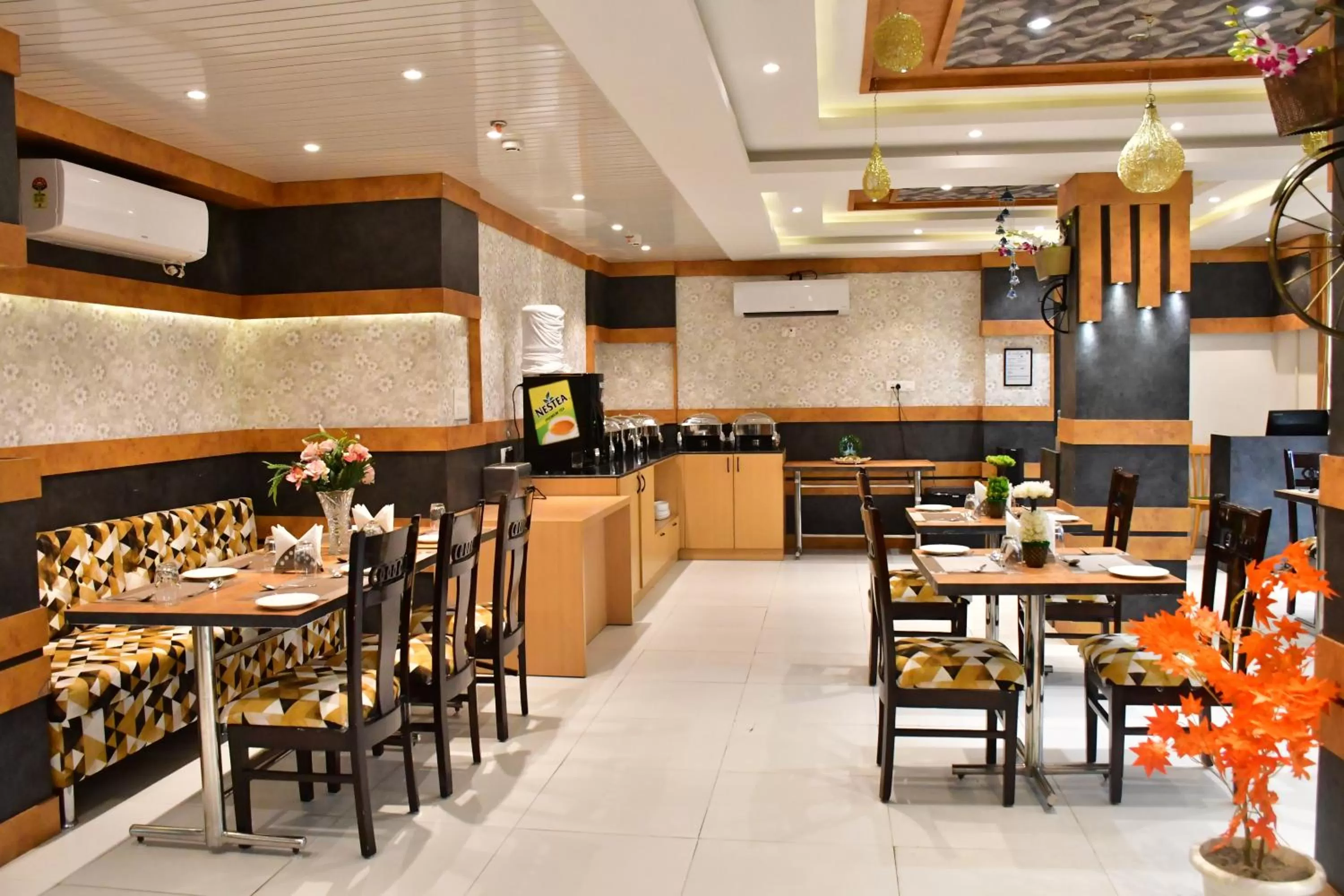 Restaurant/places to eat in Hotel Yatharth Inn