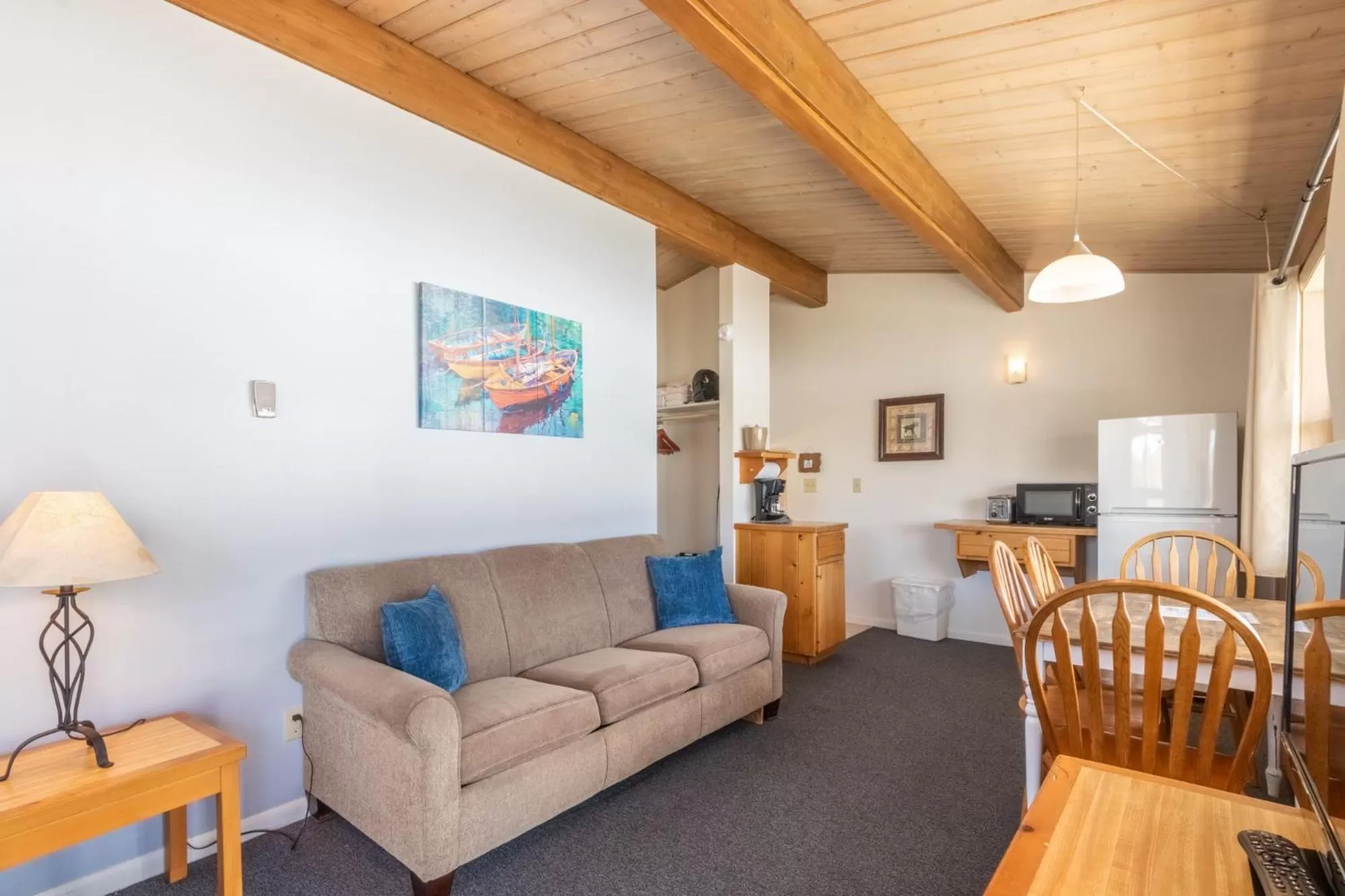 Living room, Seating Area in Western Riviera Lakeside Lodging