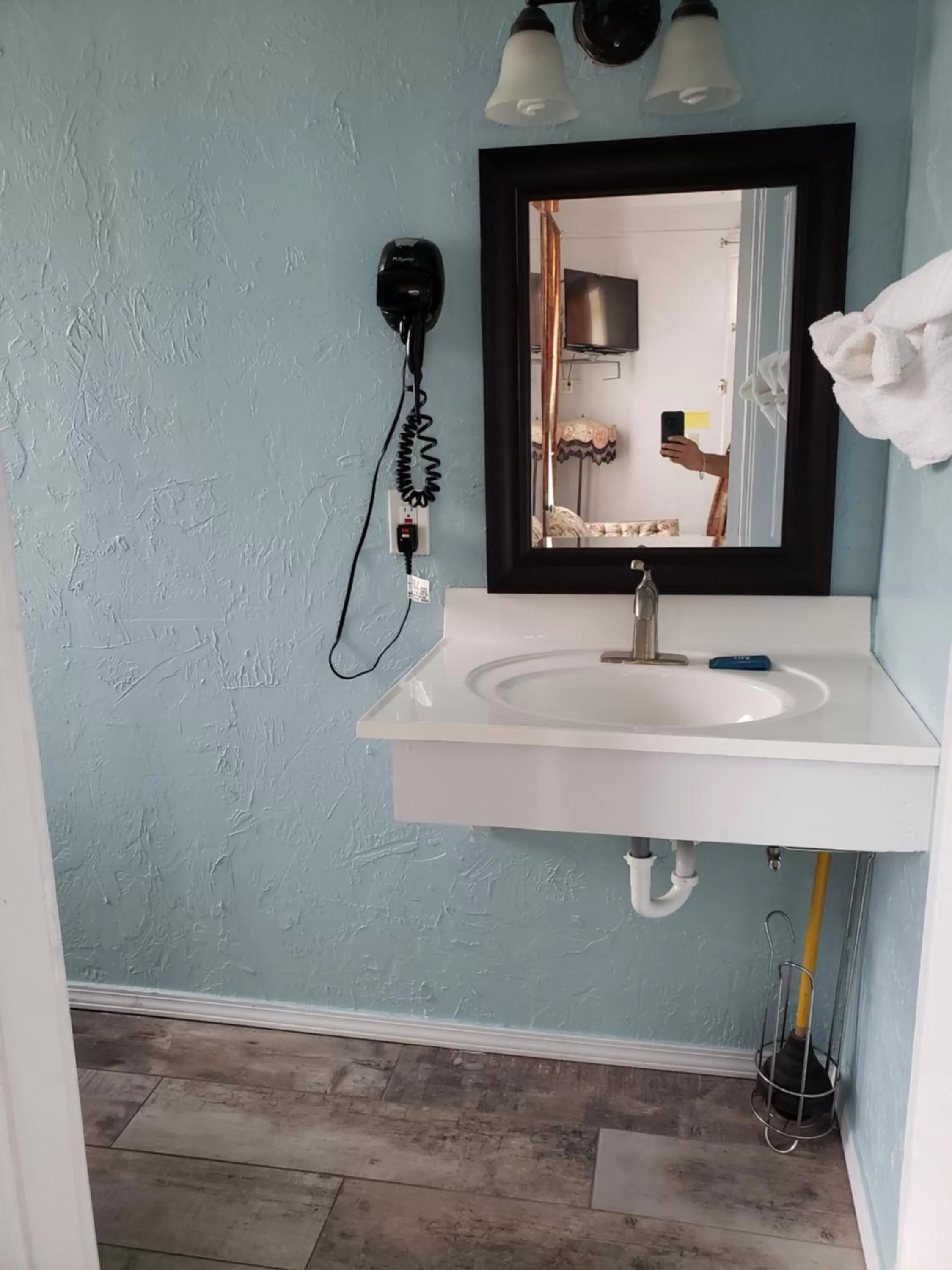 Bathroom in Topaz Motel - Flagler Beach
