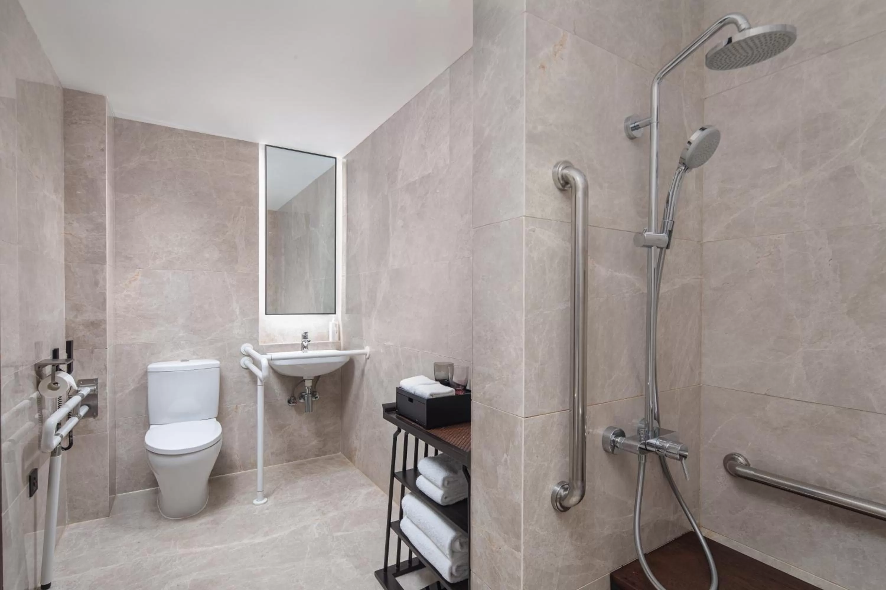 Bathroom in HUALUXE Xi'an Tanghua by IHG