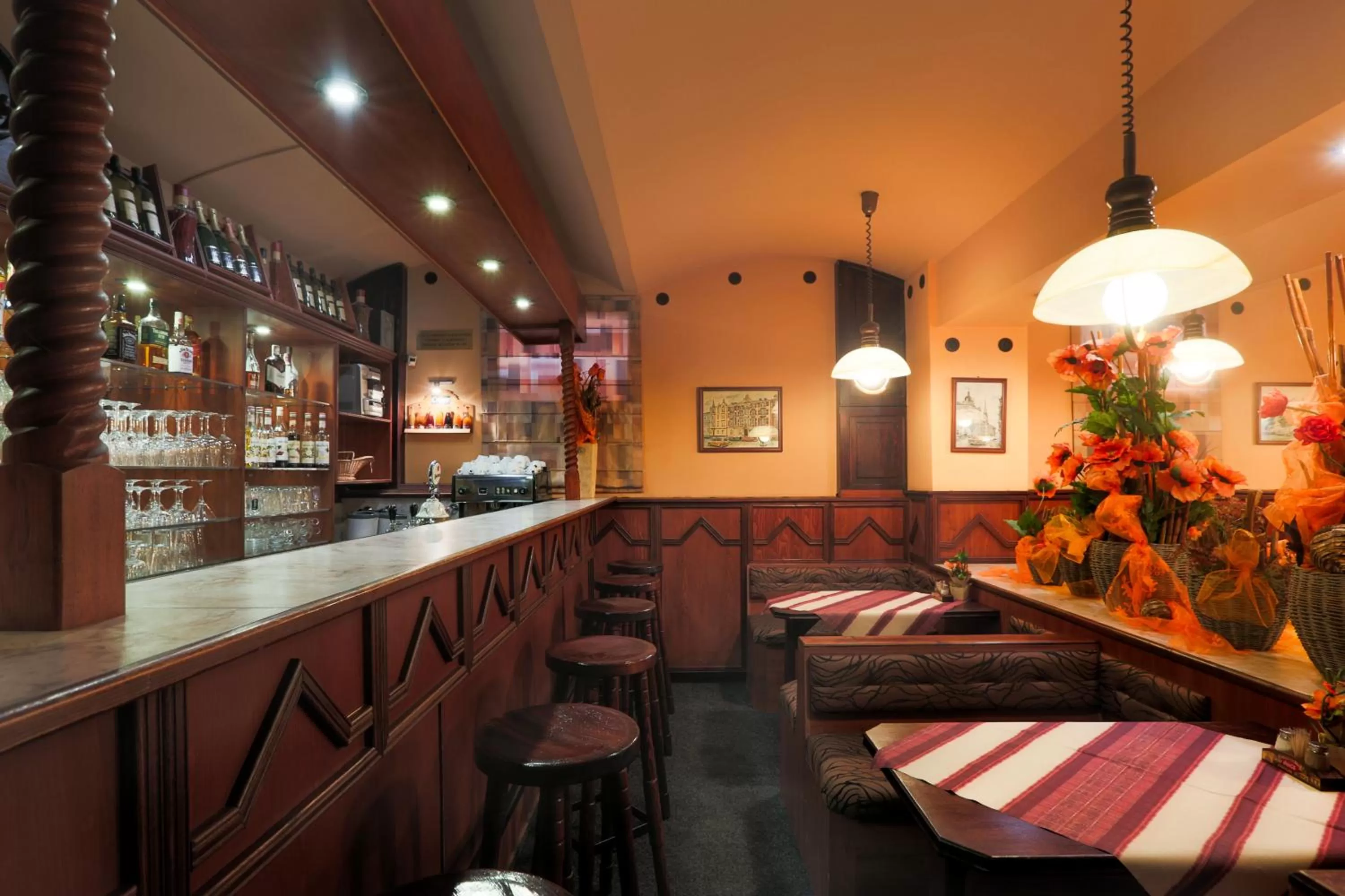 Restaurant/places to eat in Hotel Victoria