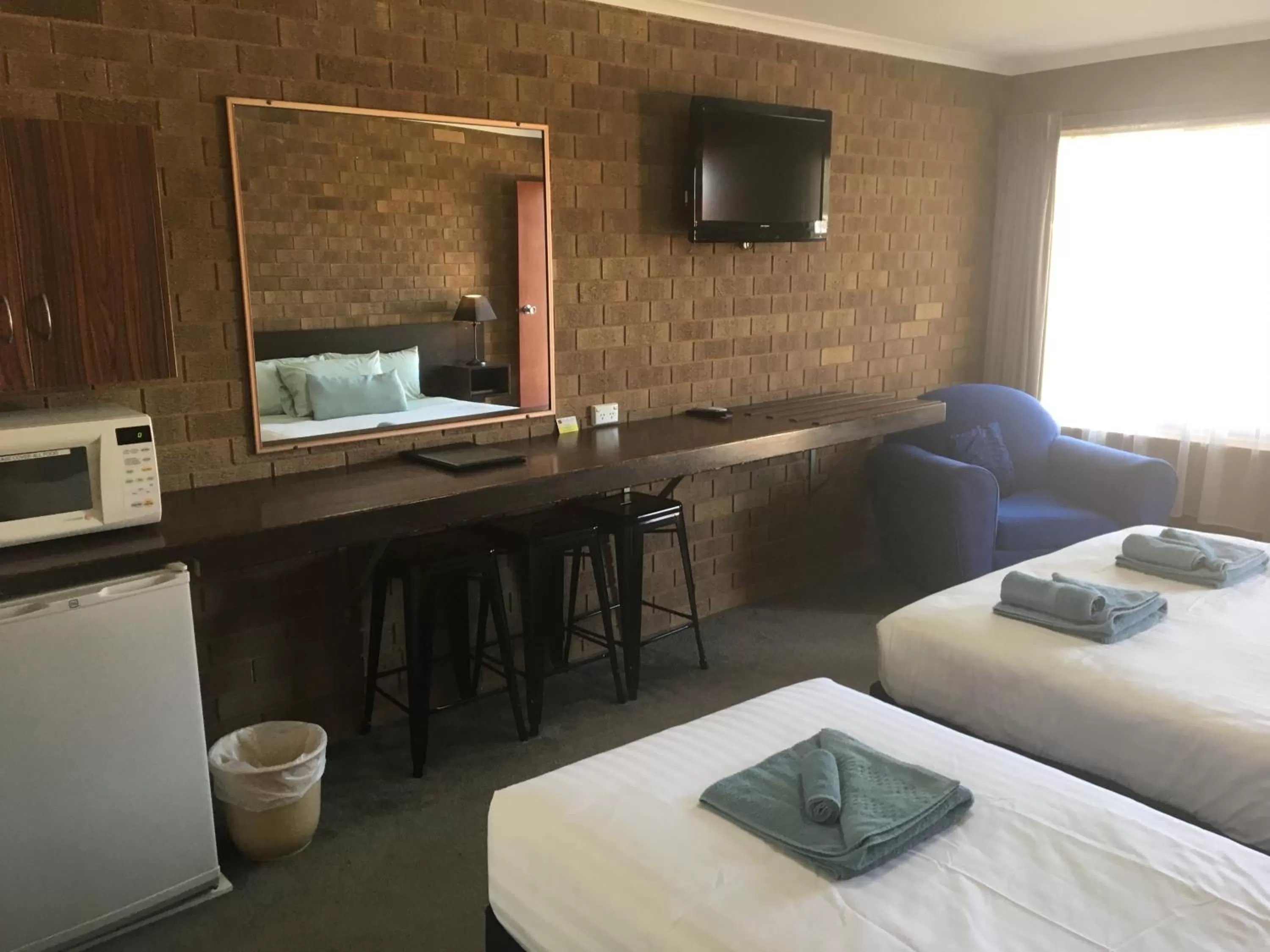 Dining area, Bed in Camellia Motel